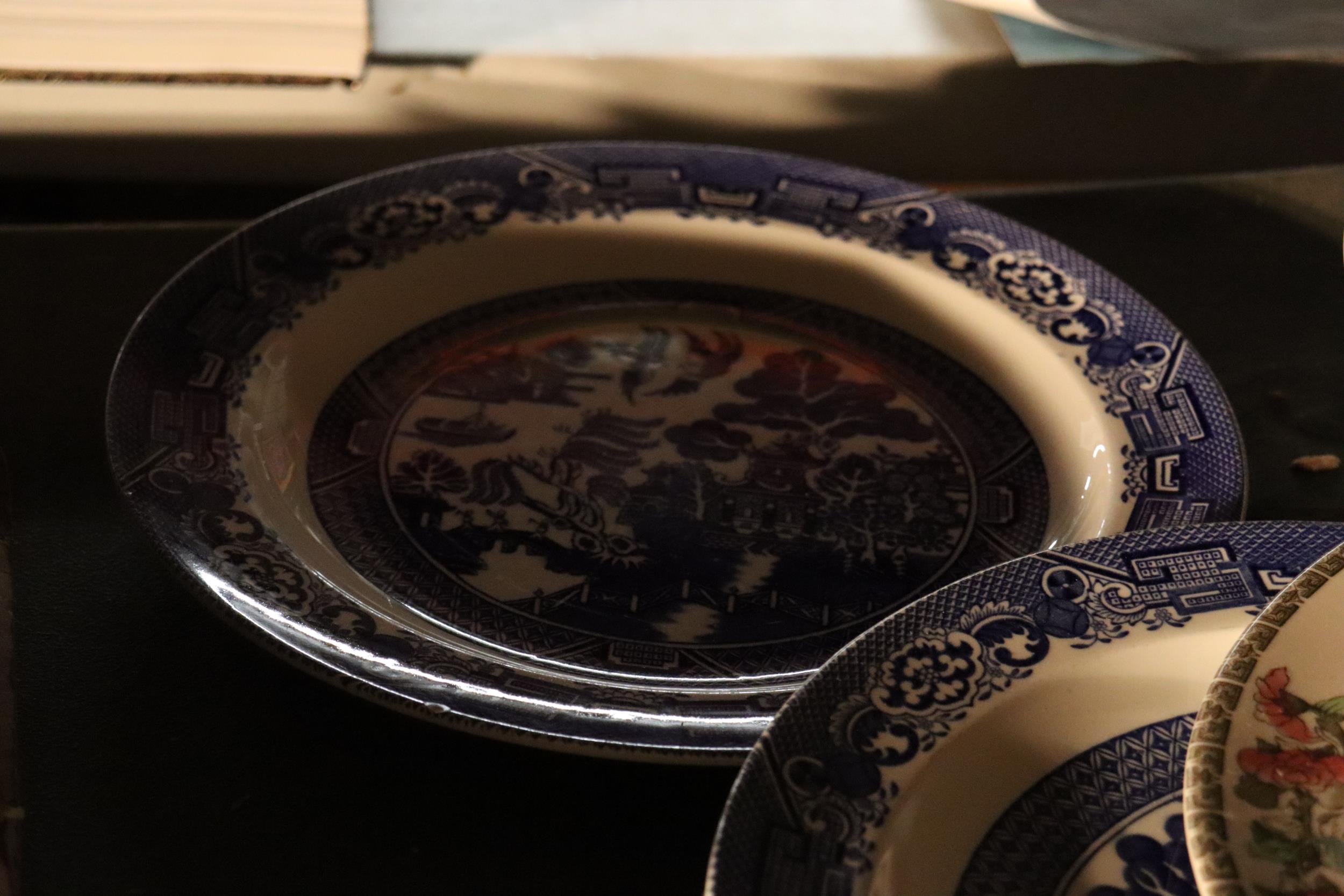 A COLELCTION OF BLUE AND WHITE PLATES TO INCLUDE WEDGWOOD, WILLOW PATTERN, ETC - Image 7 of 12