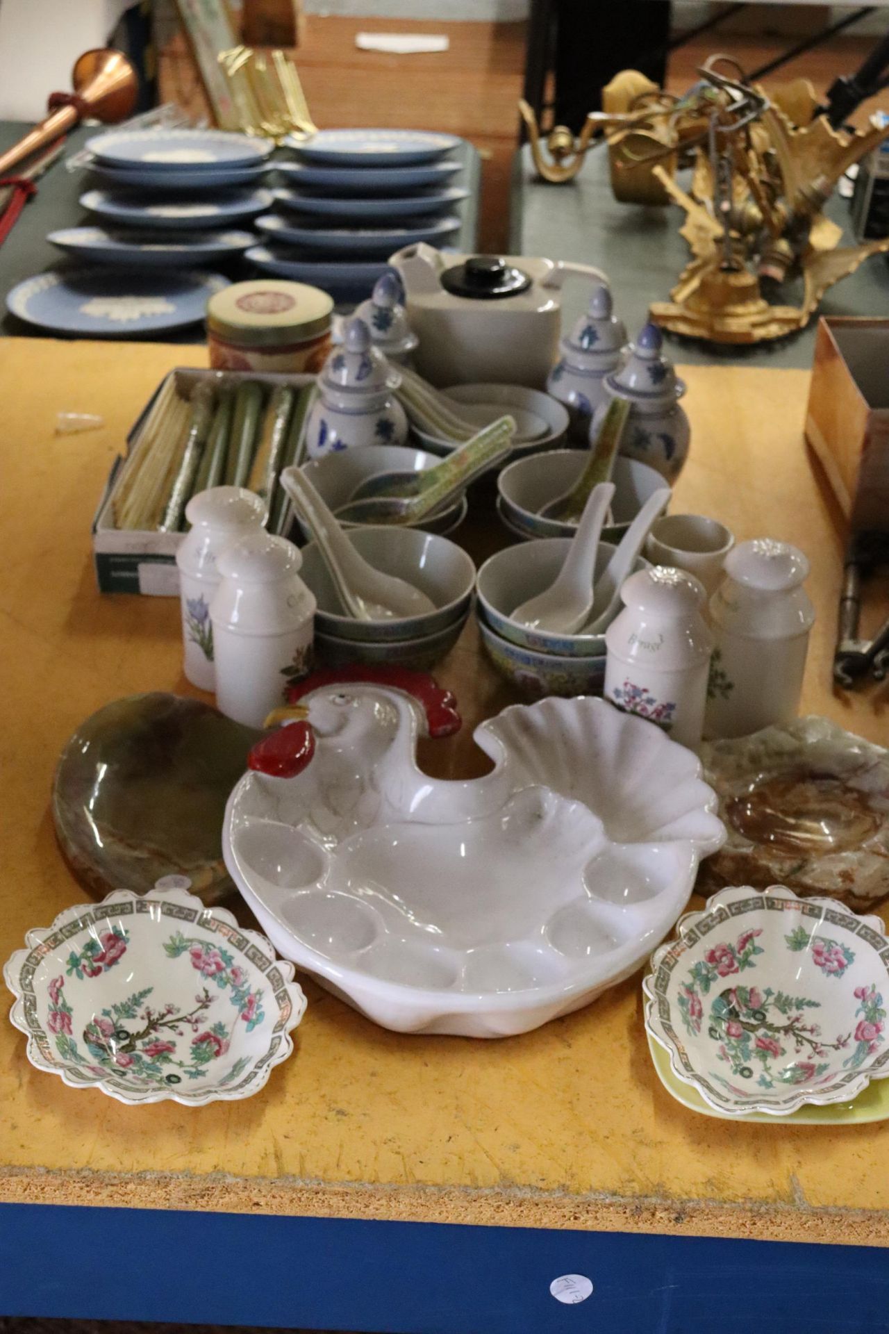 A MIXED LOT TO INCLUDE COTTAGE POTTERY SPICE JARS, ORIENTAL BOWLS & SPOONS, CANDLES, GINGER JARS,