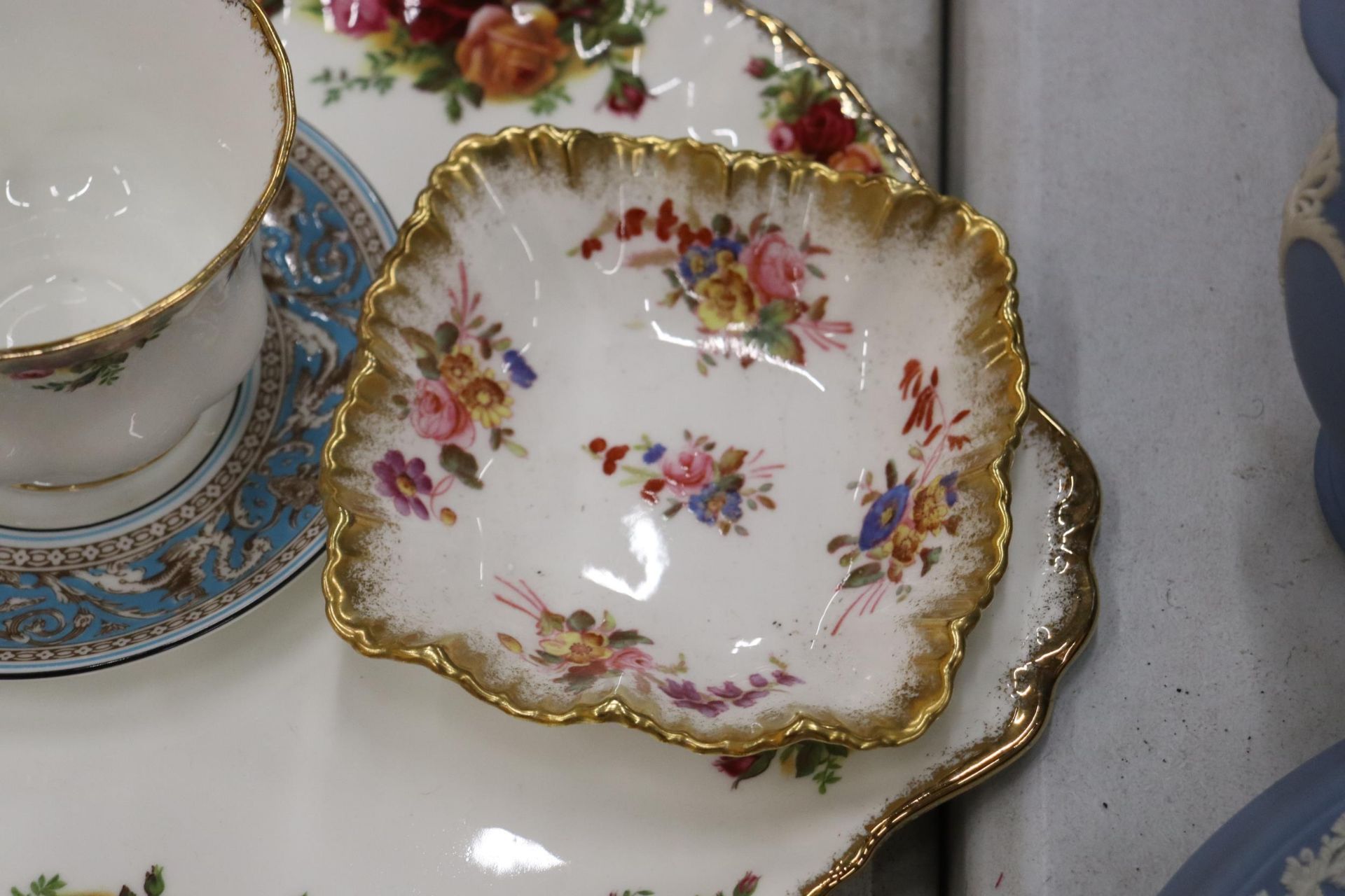 A 15 PIECE PART TEASET HAMMERSLEY AND CO TOGETHER WITH AN OLD ROYAL ALBERT COUNTRY ROSES CAKE PLATES - Bild 8 aus 10