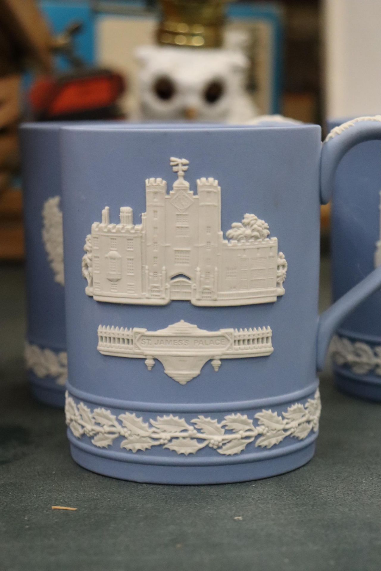 SIX POWDER BLUE WEDGWOOD JASPERWARE MUGS WITH IMAGES OF LONDON LANDMARKS - Bild 7 aus 12