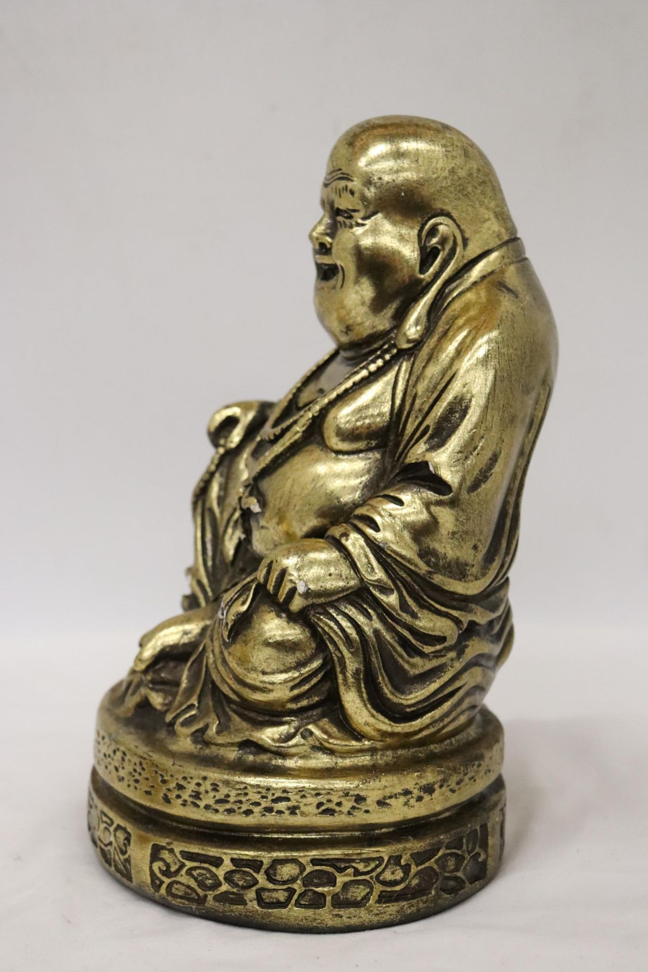 A LARGE RESIN LAUGHING BHUDDA TOGETHER WITH A SMALL BRASS LAUGHING BHUDDA - Image 6 of 7