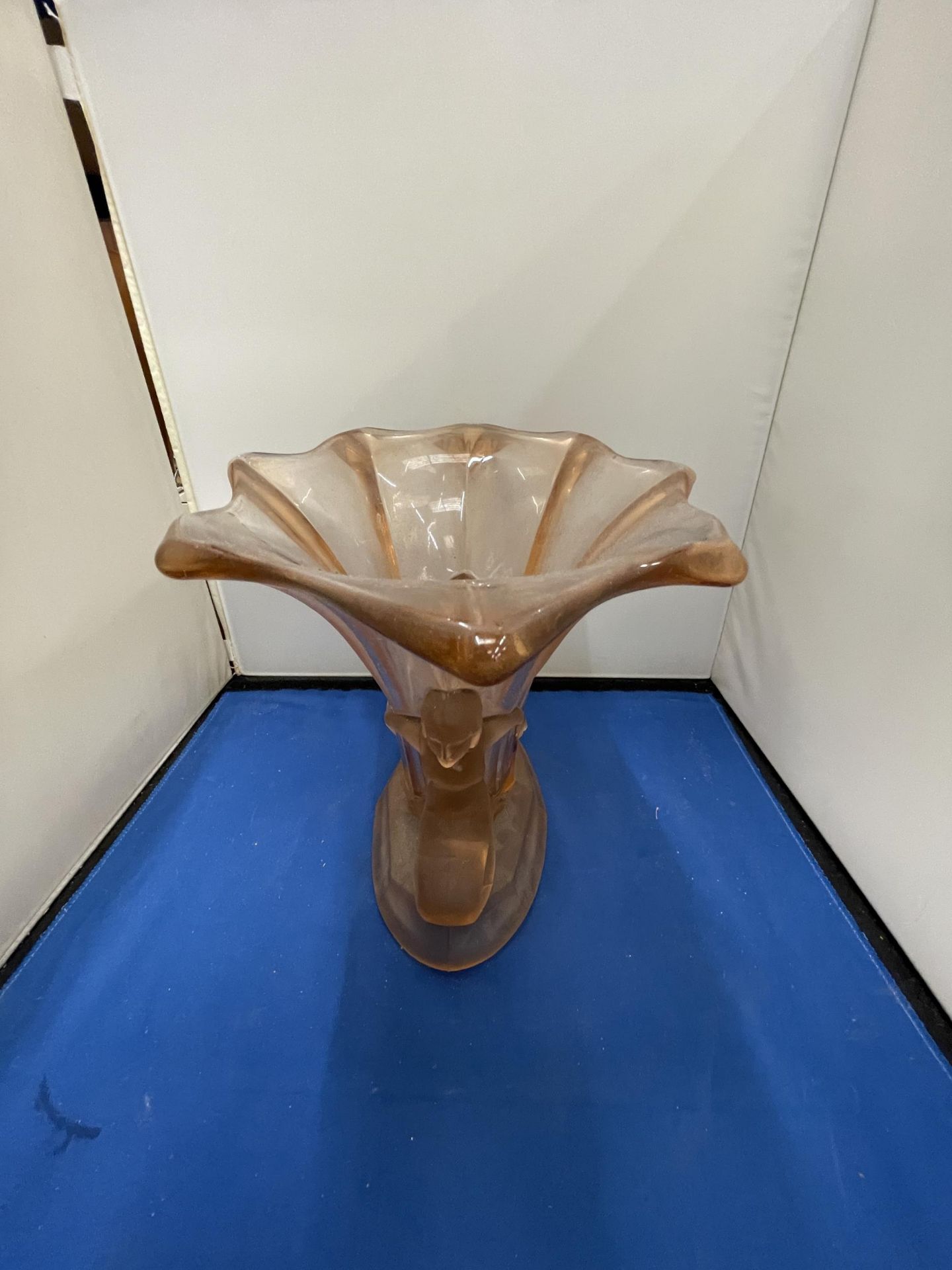 A WALTHER SOHNE 1930'S PINK GLASS WINDSOR VASE - Bild 2 aus 5