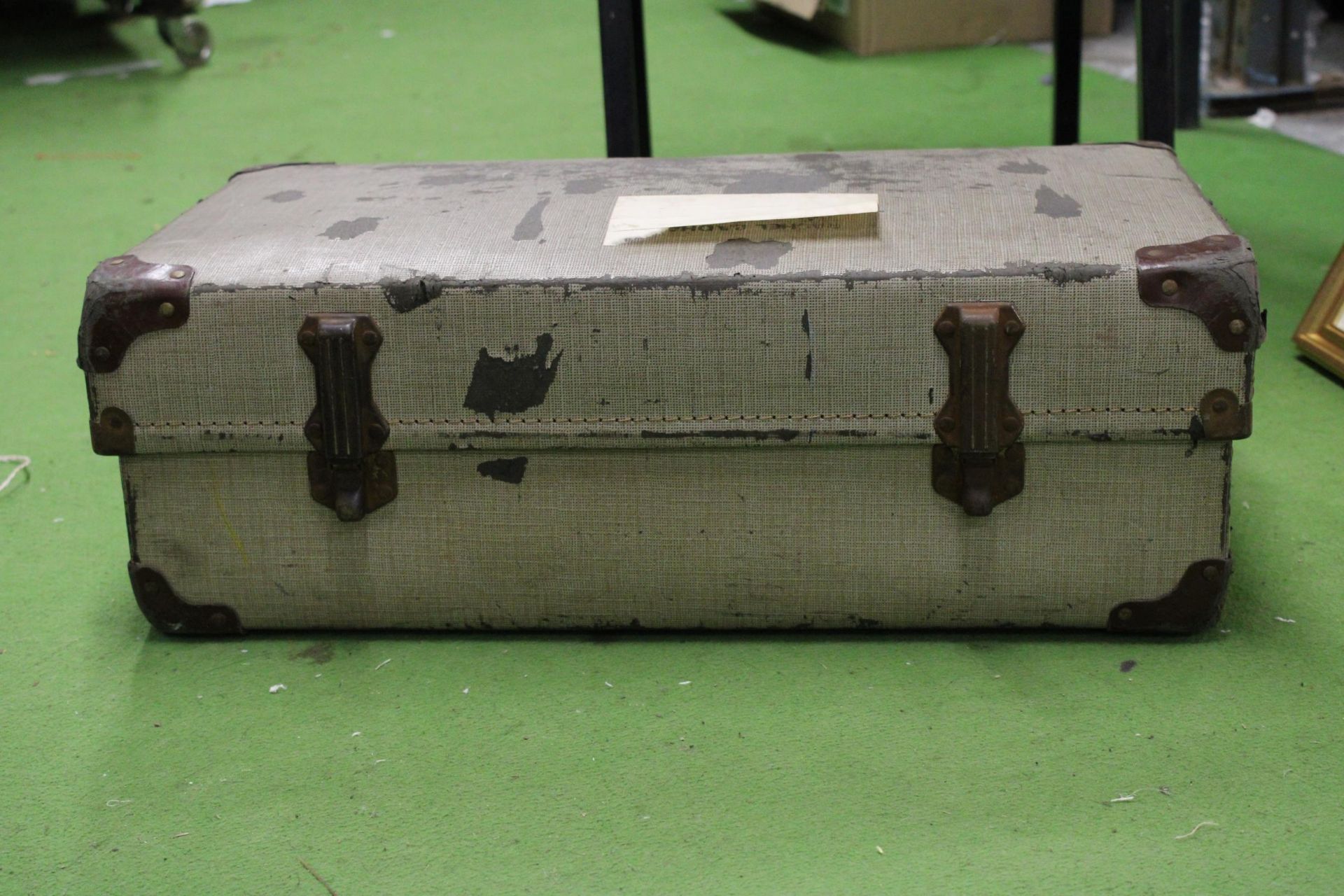 A VINTAGE SUITCASE - Image 3 of 3