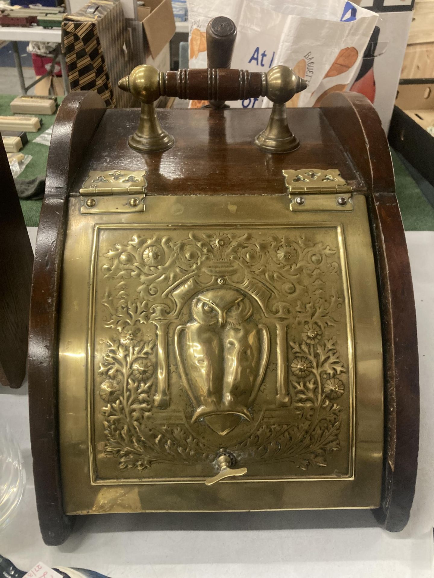 AN ARTS AND CRAFTS, MAHOGANY AND BRASS COAL SCUTTLE, WITH OWL DESIGN TO THE FRONT, PLUS A SHOVEL