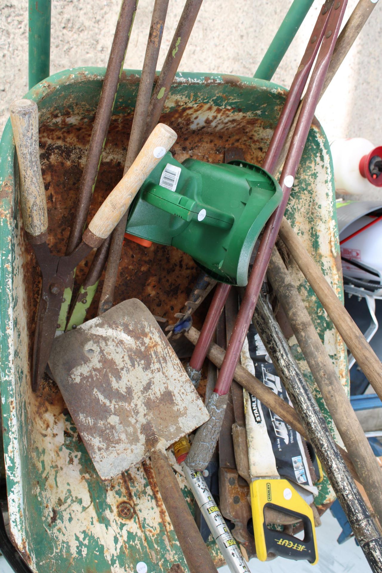 AN ASSORTMENT OF GARDEN TOOLS TO INCLUDE A HOSE PIPE, A PUSH MOWER AND A WHEEL BARROW ETC - Image 4 of 4