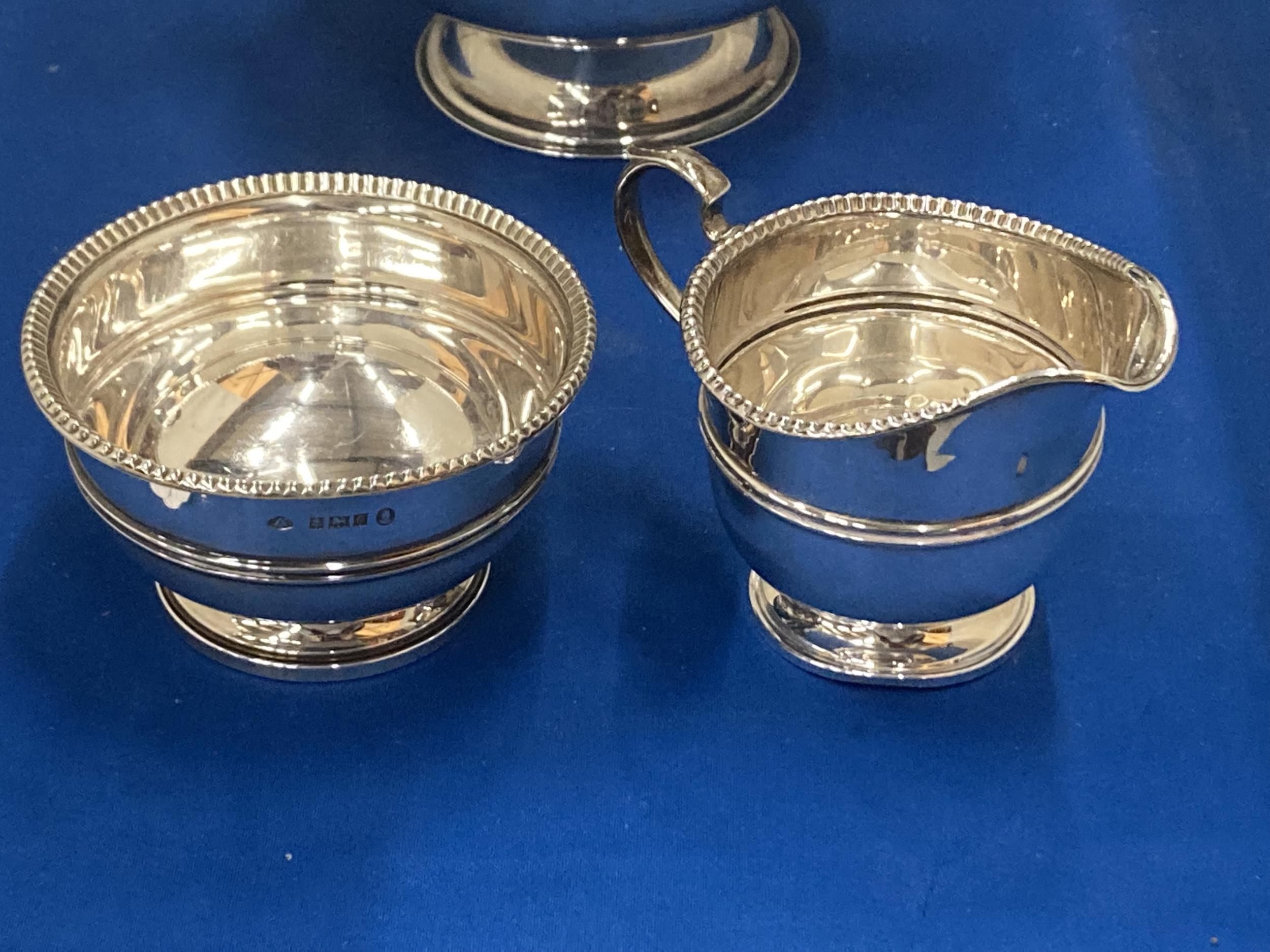 THREE ITEMS TO INCLUDE A HALLMARKED BIRMINGHAM SILVER JUG AND BOWL AND A VINERS OF SHEFFIELD - Image 3 of 5