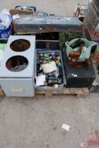 AN ASSORTMENT OF HOUSEHOLD CLEARANCE ITEMS