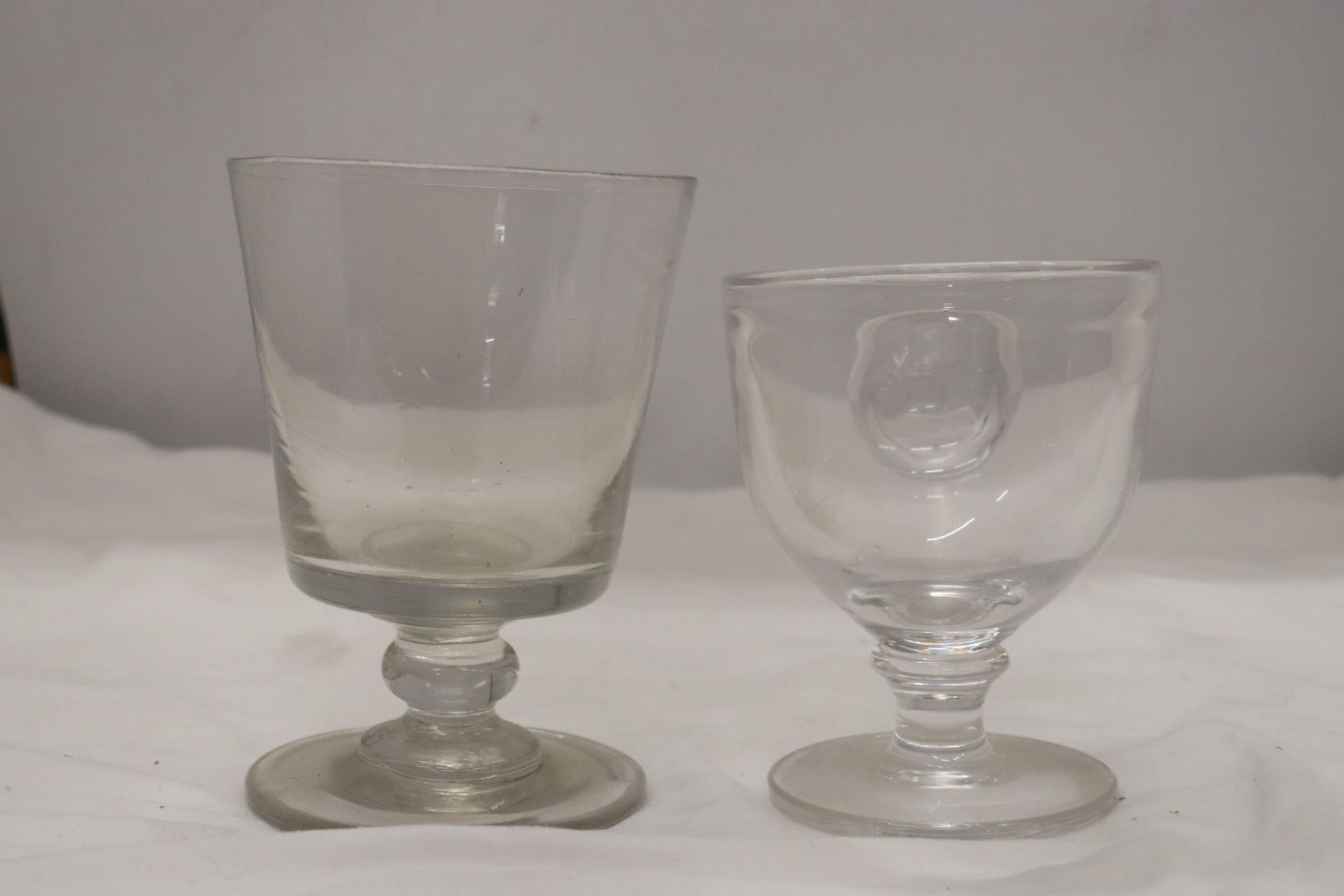 A VINTAGE WEDGWOOD CLEAR GLASS GOBLET WITH MAYFLOWER SAILING SHIP EMBLEM PLUS A LARGE HAND BLOWN - Image 5 of 5