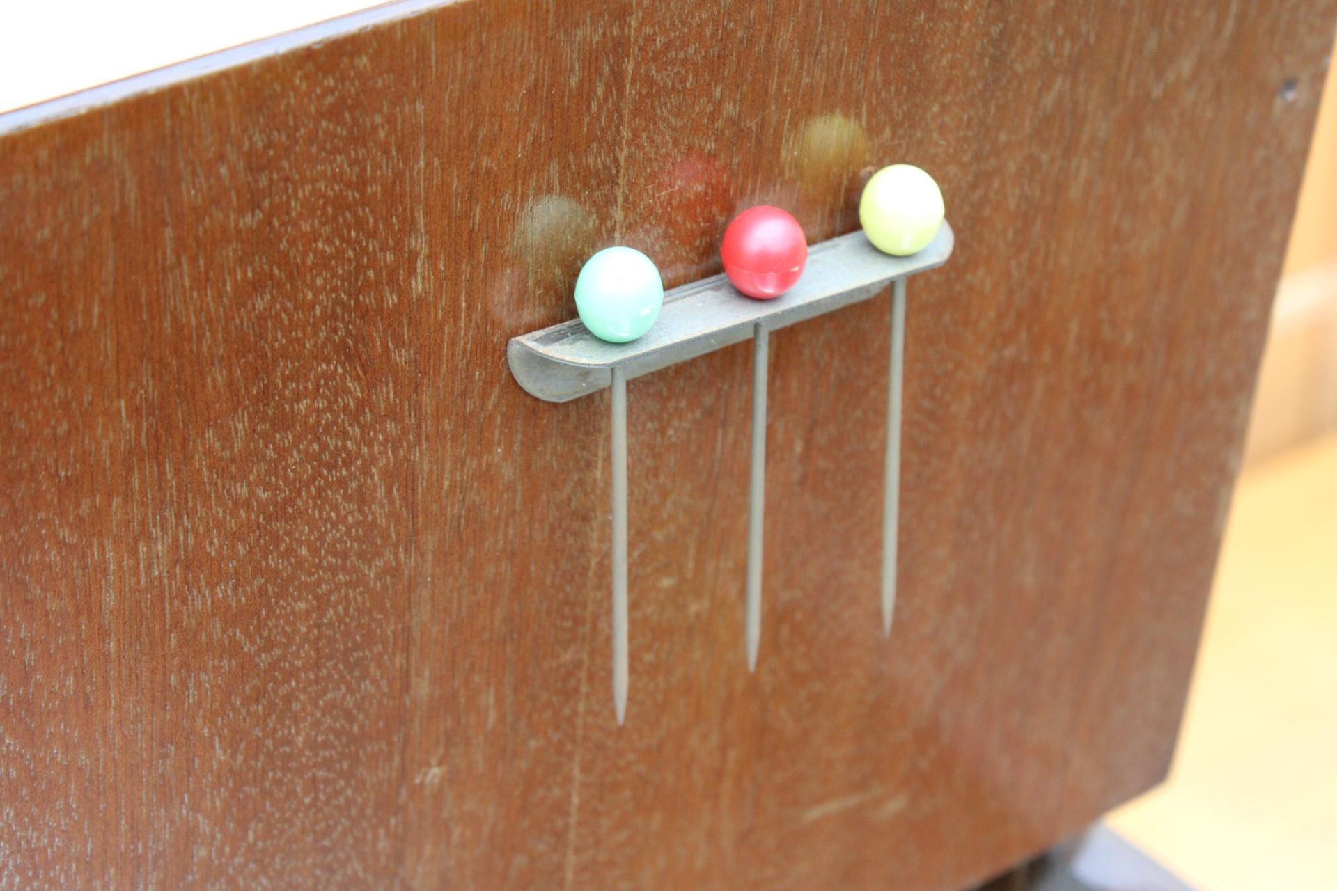 A MID 20TH CENTURY WALNUT COCKTAIL CABINET 24" WIDE - Bild 4 aus 5