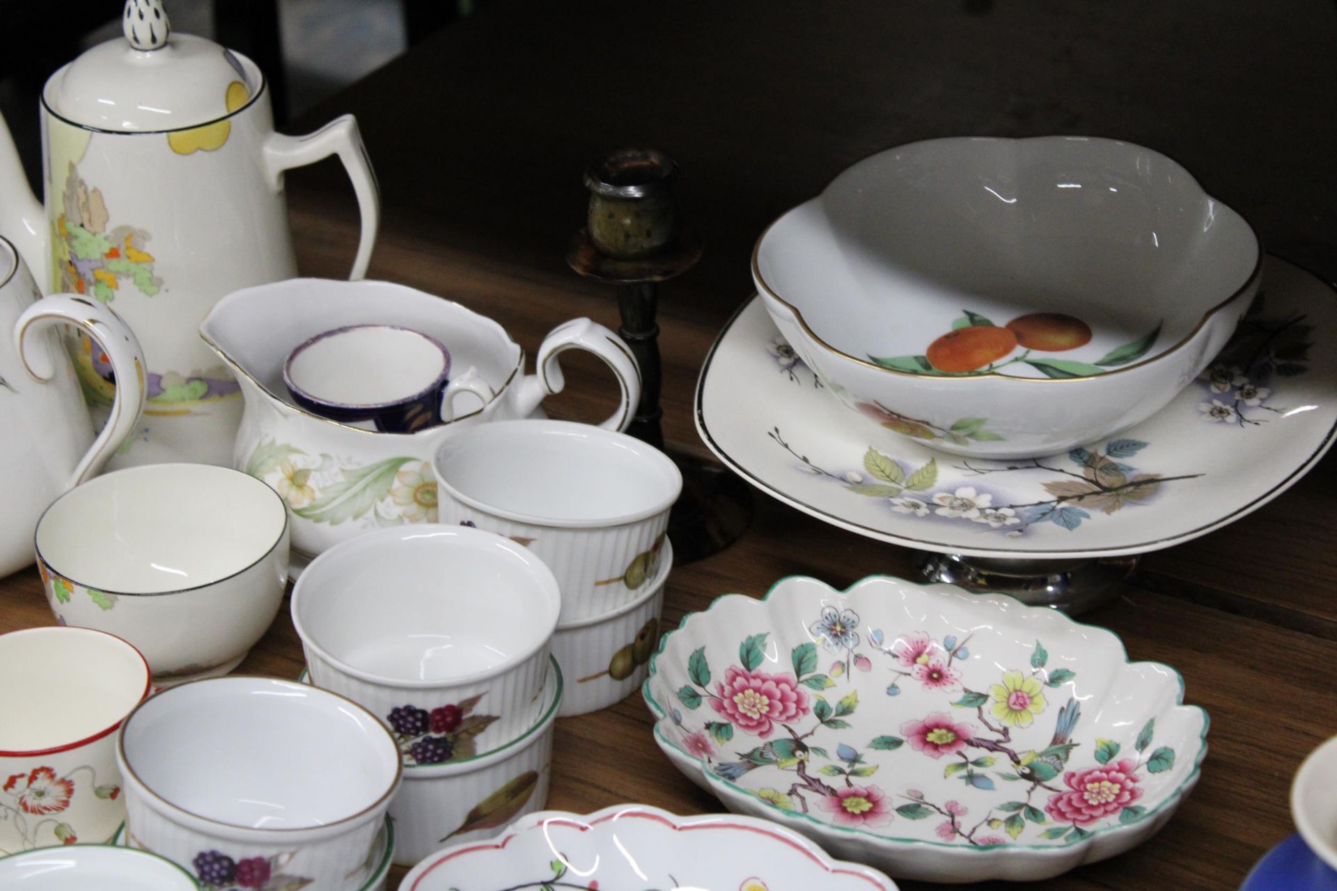 A QUANTITY OF CERAMICS TO INCLUDE A CROWN STAFFORDSHIRE AND TAMS WARE COFFEE POTS, ROYAL - Image 5 of 5