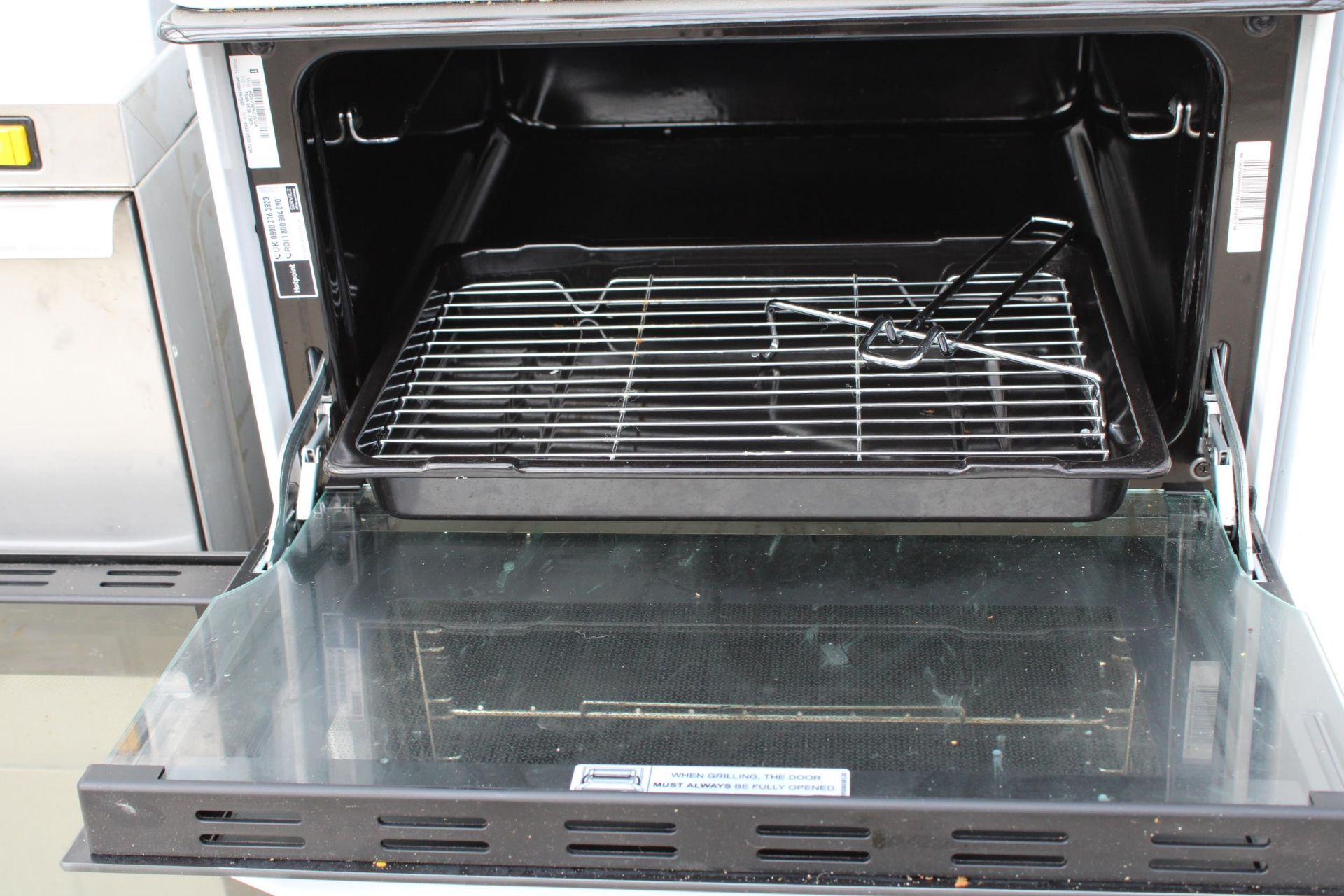 A WHITE AND BLACK HOTPOINT ELECTRIC OVEN AND HOB BELIEVED IN WORKING ORDER BUT NO WARRANTY - Image 3 of 3