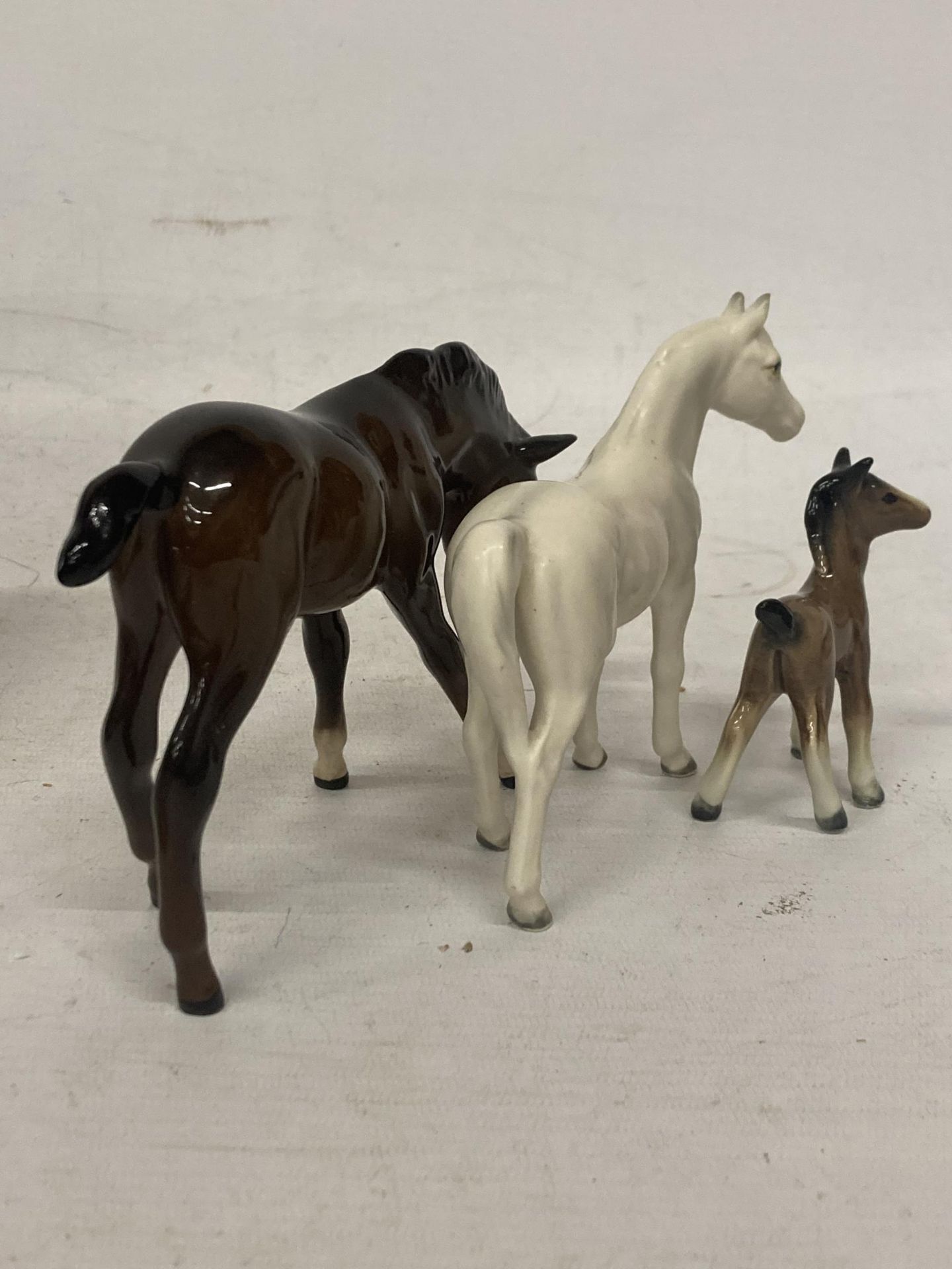 THREE CERAMIC HORSES TO INCLUDE ROYAL DOULTON - Bild 3 aus 4