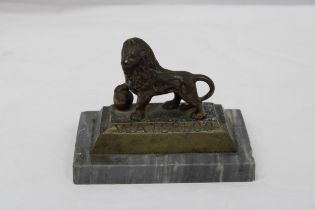 A VINTAGE MODEL OF A BRASS LION ON A MARBLE PLINTH WITH THE INSCRIPTION, 'WATERLOO', HEIGHT 10CM,