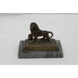 A VINTAGE MODEL OF A BRASS LION ON A MARBLE PLINTH WITH THE INSCRIPTION, 'WATERLOO', HEIGHT 10CM,