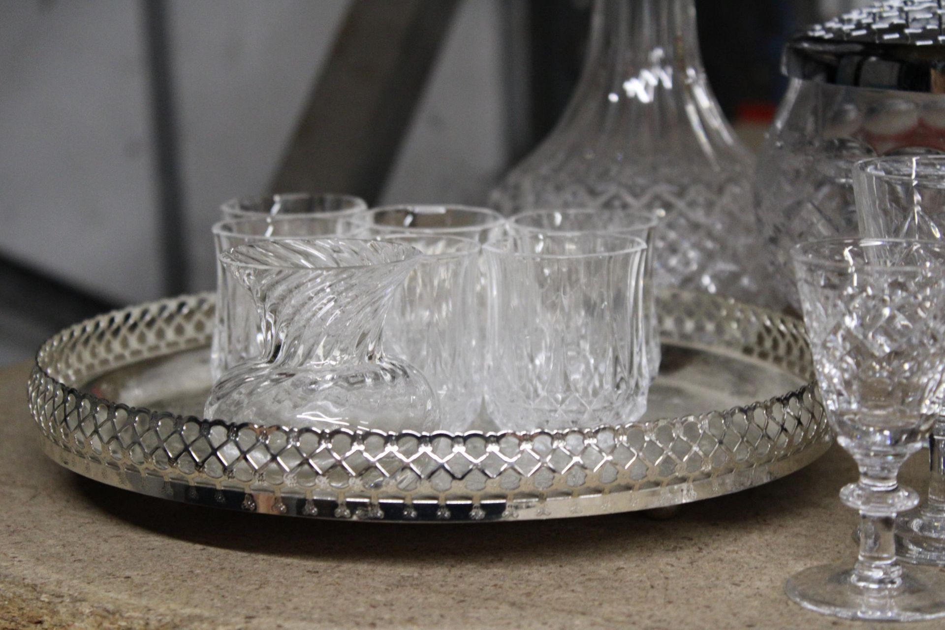 A QUANTITY OF CUT GLASS ITEMS TO INCLUDE A DECANTER, ROSE BOWL, ROUND GALLERIED TRAY, BOWL, JUG, - Image 2 of 3