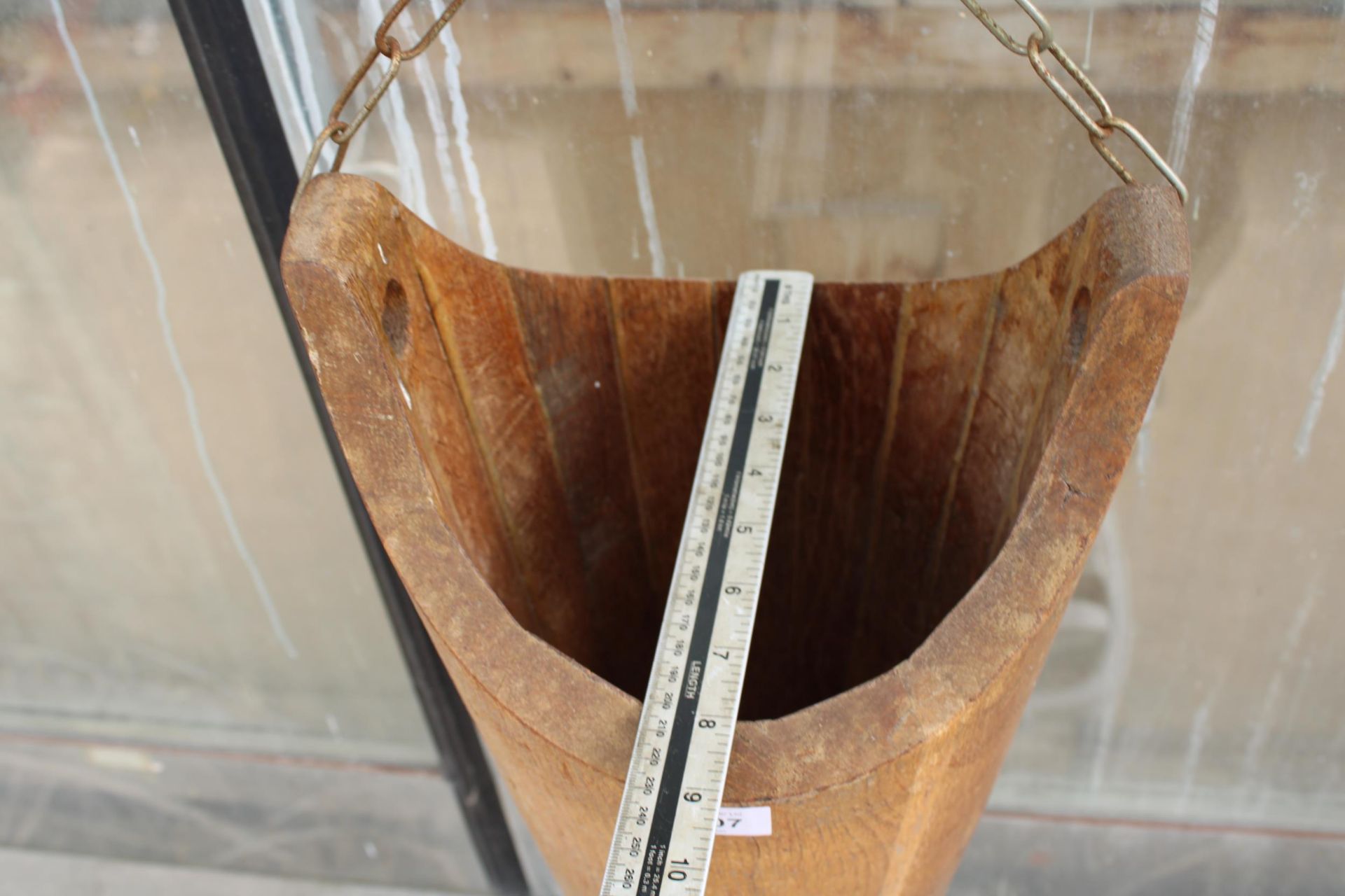 A WOODEN HANGING PAIL BUCKET (H:48CM) - Image 3 of 4