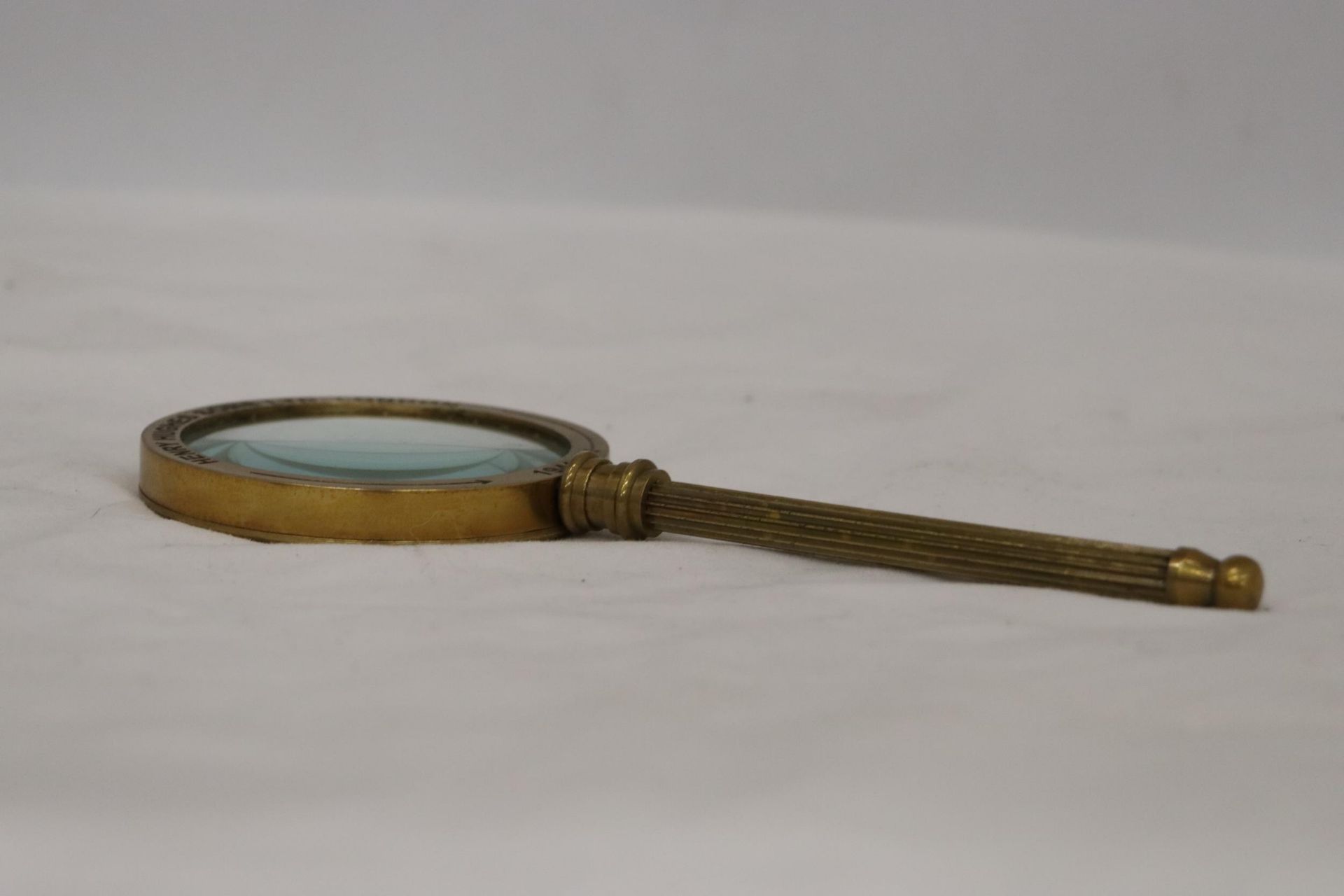 A HANDMADE VINTAGE ANTIQUE HENRY HUGHES & SONS OF LONDON 1941 BRASS MAGNIFYING GLASS - Image 2 of 5