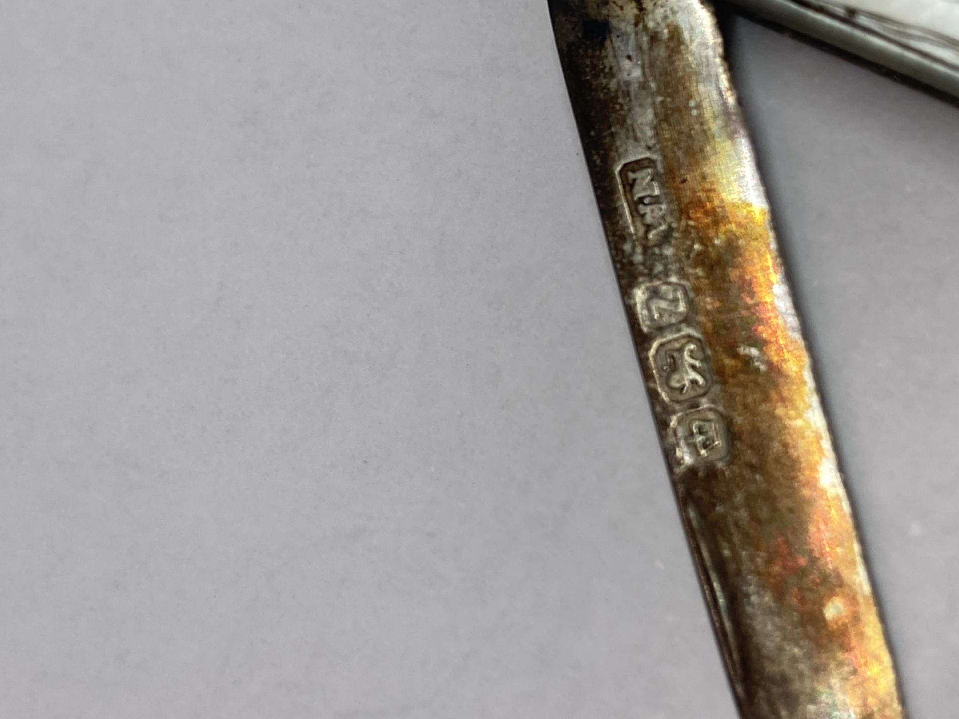 A HALLMARKED SHEFFIELD SILVER FRUIT KNIFE WITH MOTHER OF PEARL HANDLE - Image 2 of 4