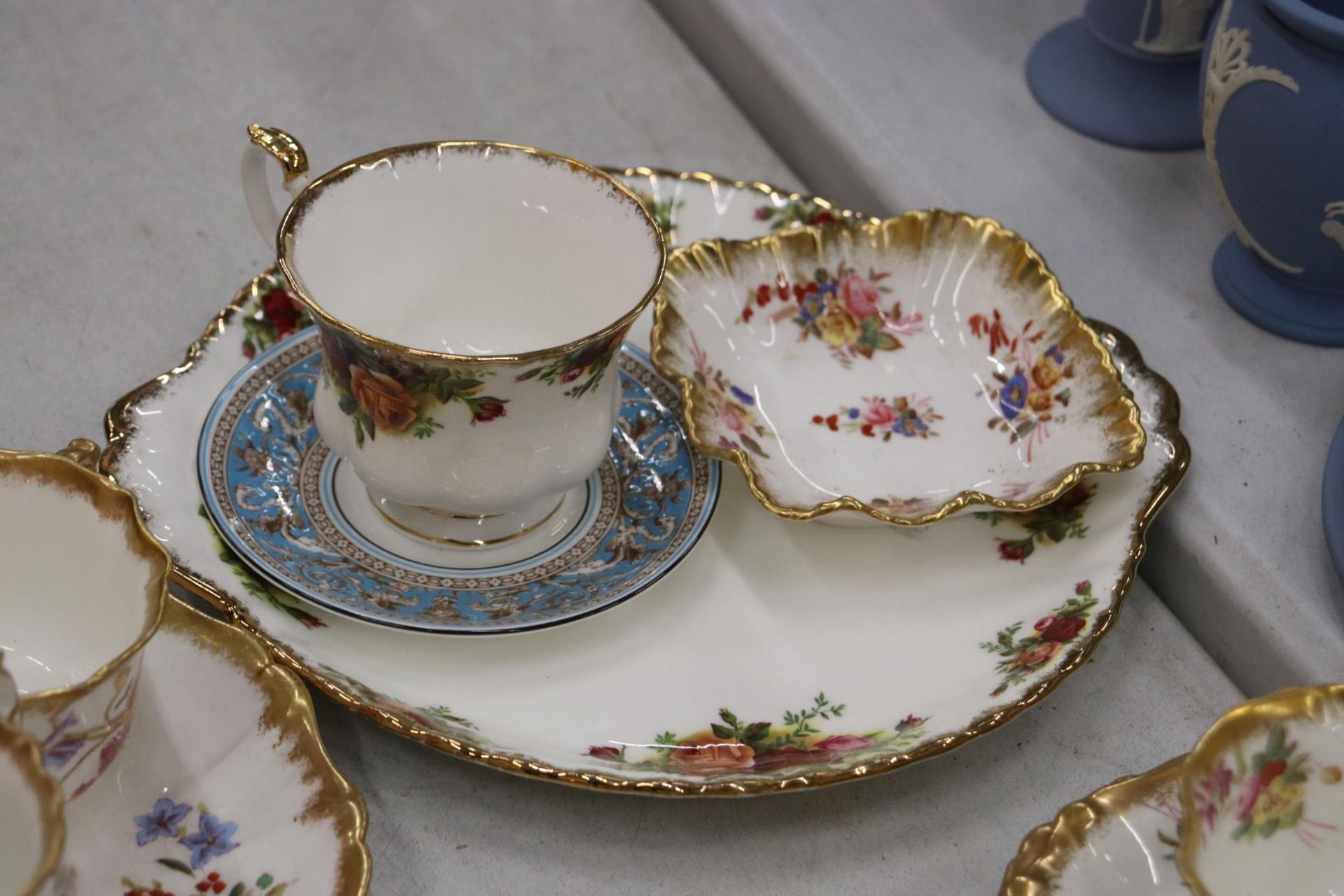 A 15 PIECE PART TEASET HAMMERSLEY AND CO TOGETHER WITH AN OLD ROYAL ALBERT COUNTRY ROSES CAKE PLATES - Image 7 of 10