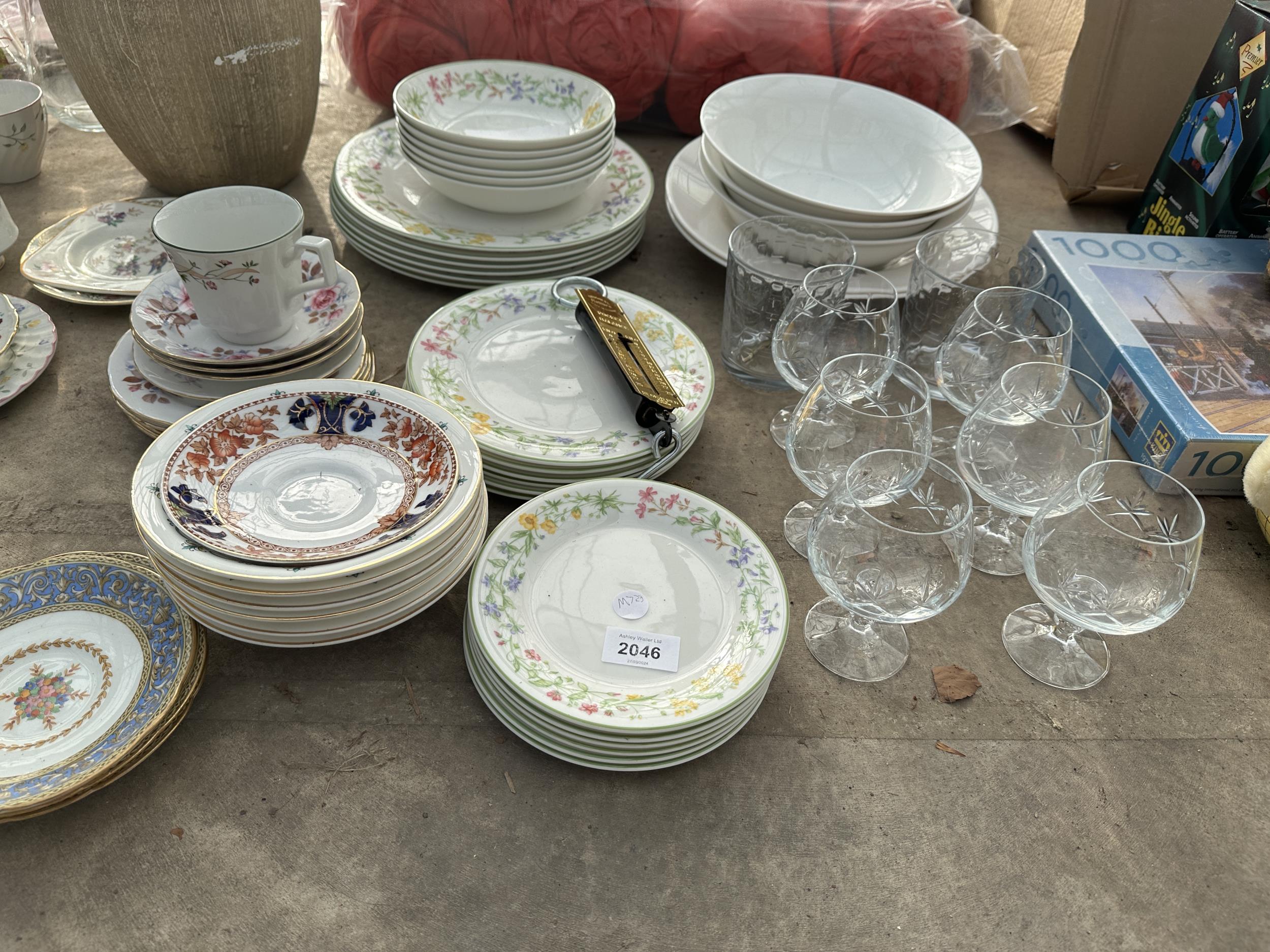 A LARGE ASSORTMENT OF CERAMICS AND GLASS WARE TO INCLUDE BOWLS, PLATES AND CUPS AND SAUCERS ETC - Image 2 of 4