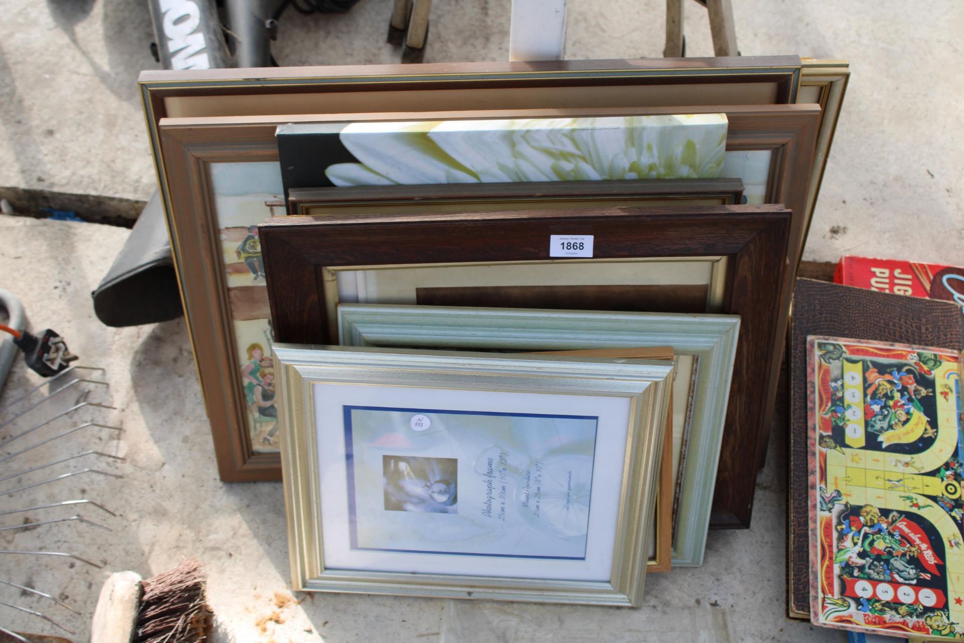 AN ASSORTMENT OF VARIOUS FRAMED PICTURES AND PRINTS