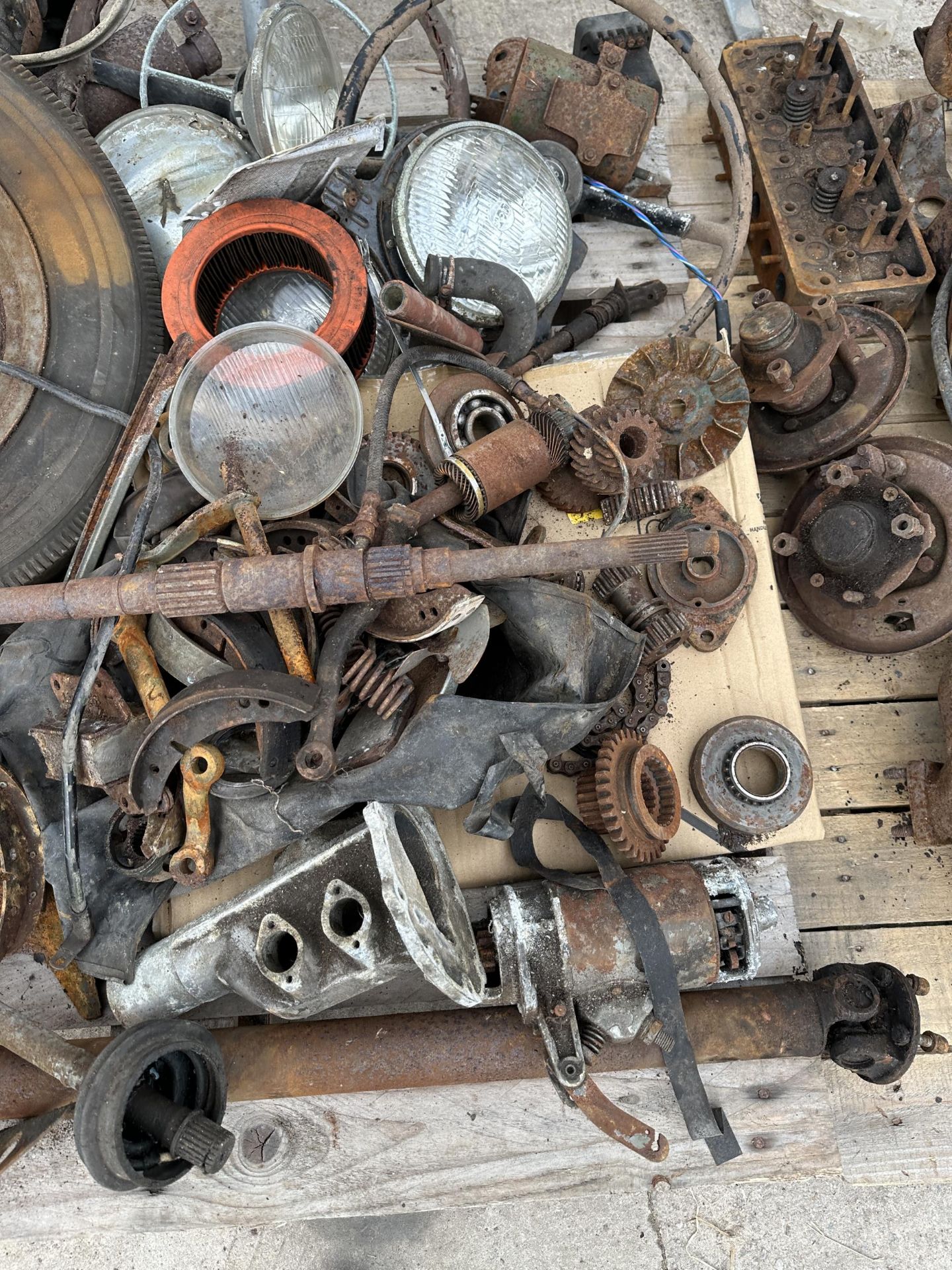 A VINTAGE AUSTIN A30 BARN FIND RESTORATION PROJECT COMPLETE WITH A NUMBER OF SPARE PARTS TO - Image 13 of 19