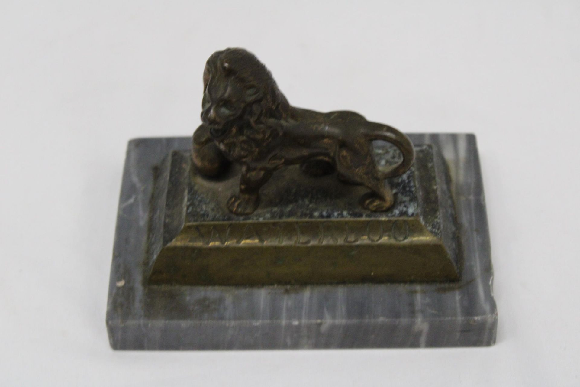 A VINTAGE MODEL OF A BRASS LION ON A MARBLE PLINTH WITH THE INSCRIPTION, 'WATERLOO', HEIGHT 10CM, - Image 5 of 5