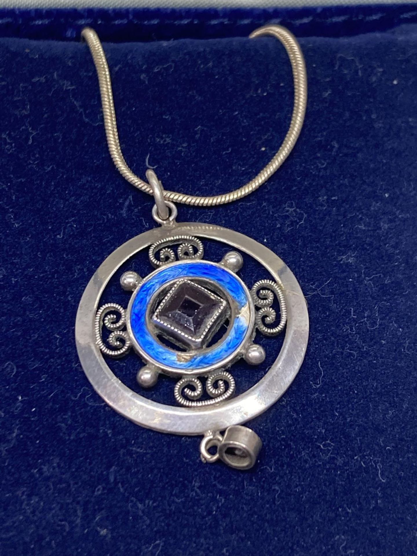 A SILVER AND ENAMEL NECKLACE IN A PRESENTATION BOX - Image 2 of 3