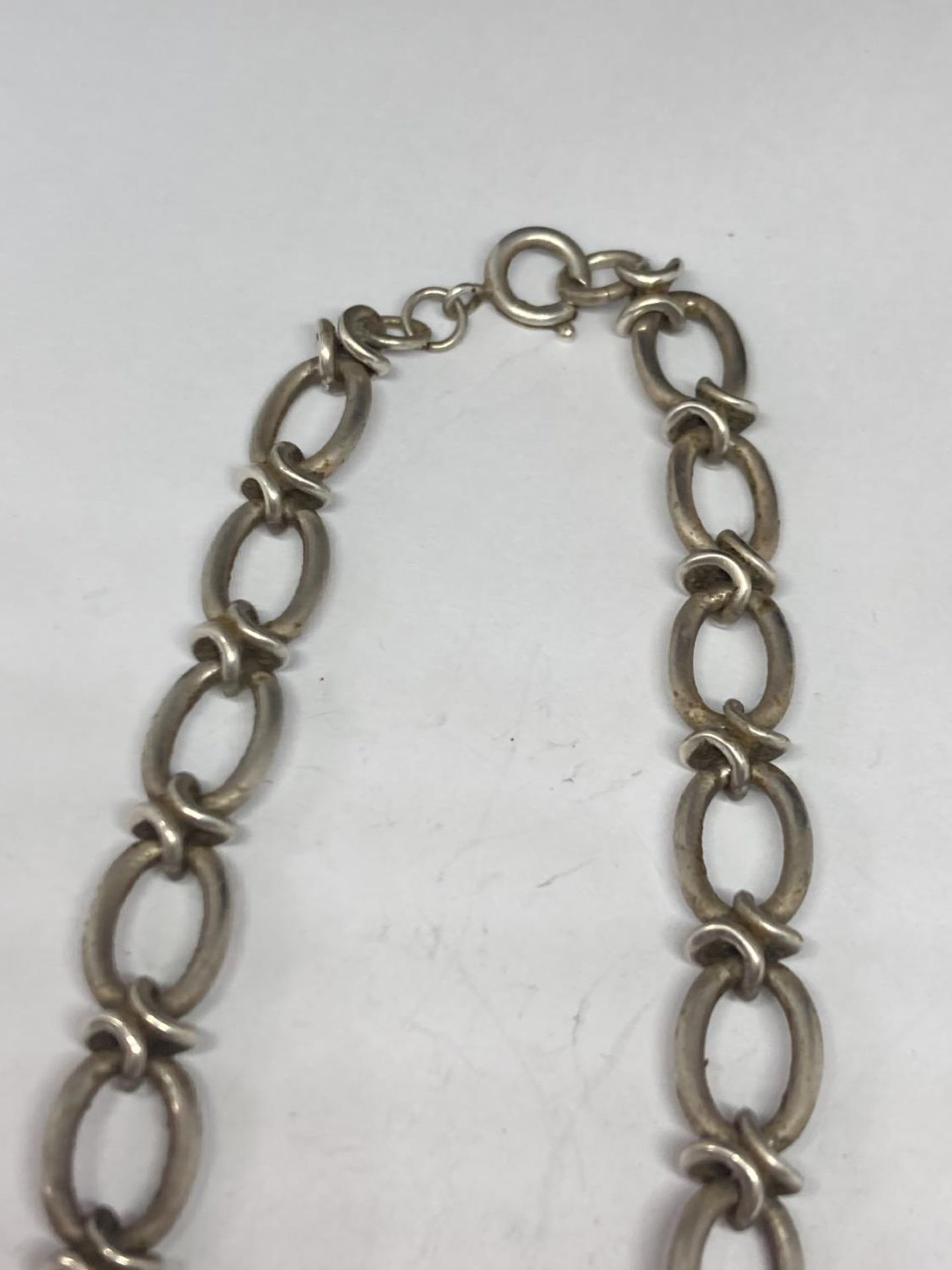 A HEAVY SILVER NECK CHAIN - Image 3 of 3