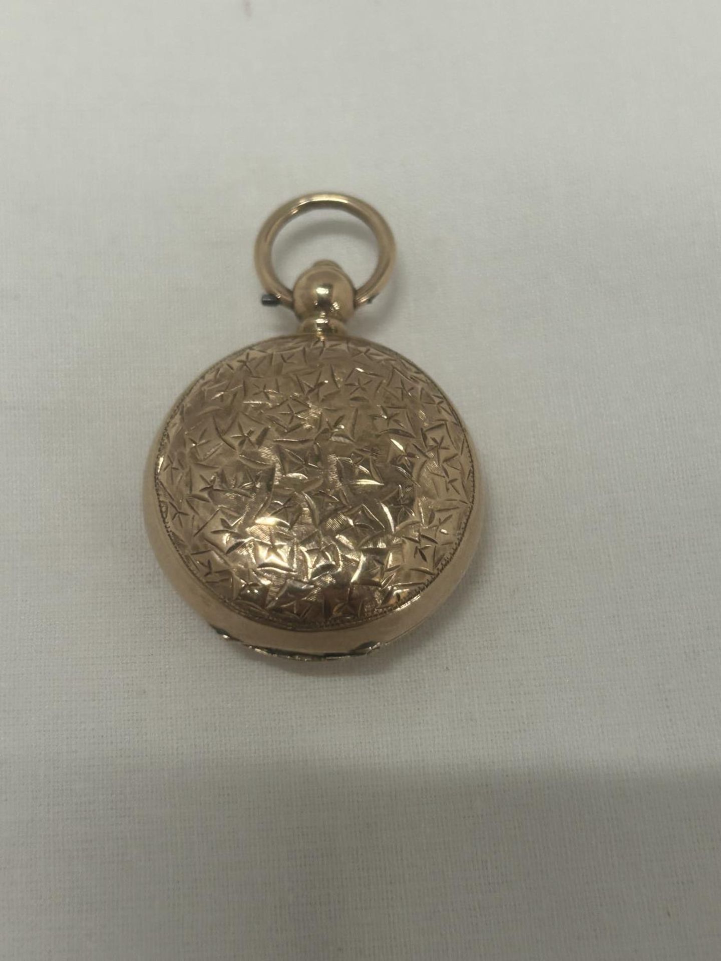 A 9CT FULLY HALLMARKED GOLD SOVEREIGN CASE WITH FOLIATED ETTCHING WEIGHT 15.22G - Image 3 of 4