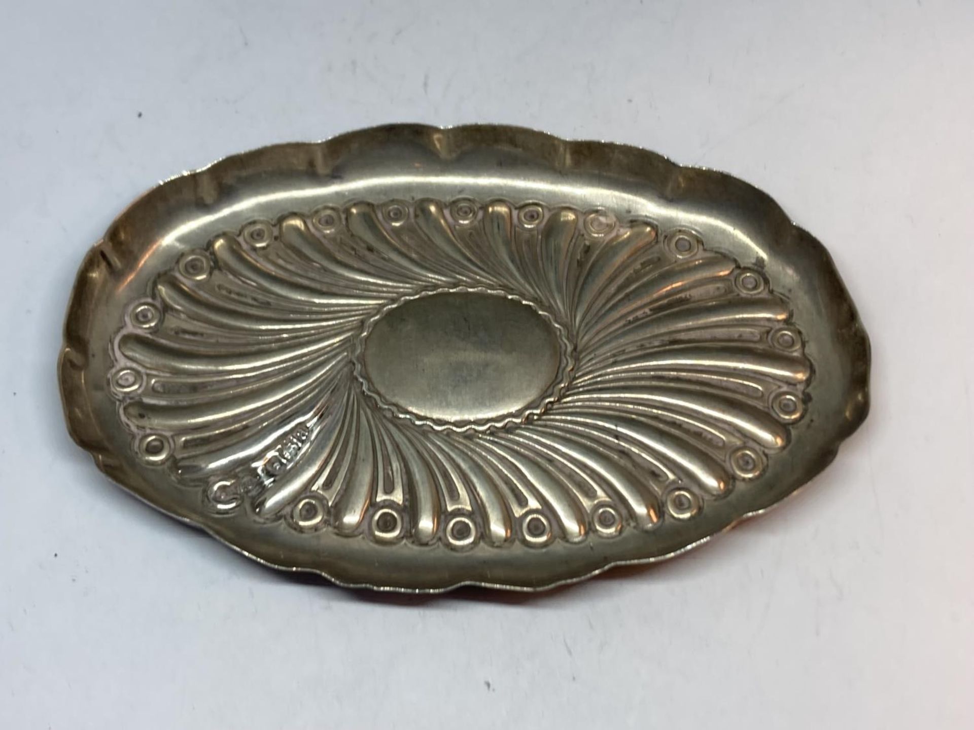 A HALLMARKED BIRMINGHAM SILVER OVAL DISH GROSS WEIGHT 38.6 GRAMS - Image 2 of 4
