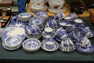 A LARGE QUANTITY OF OF WOODS AND BURLEIGH WARE BLUE AND WHITE CERAMICS TO INCLUDE WILLOW PATTERN,