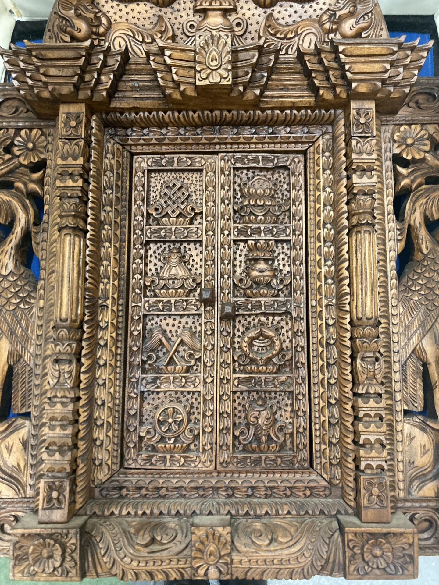 A HEAVILY CARVED ASTAMANGAL DOOR FRAME WALL HANGING - Image 3 of 5