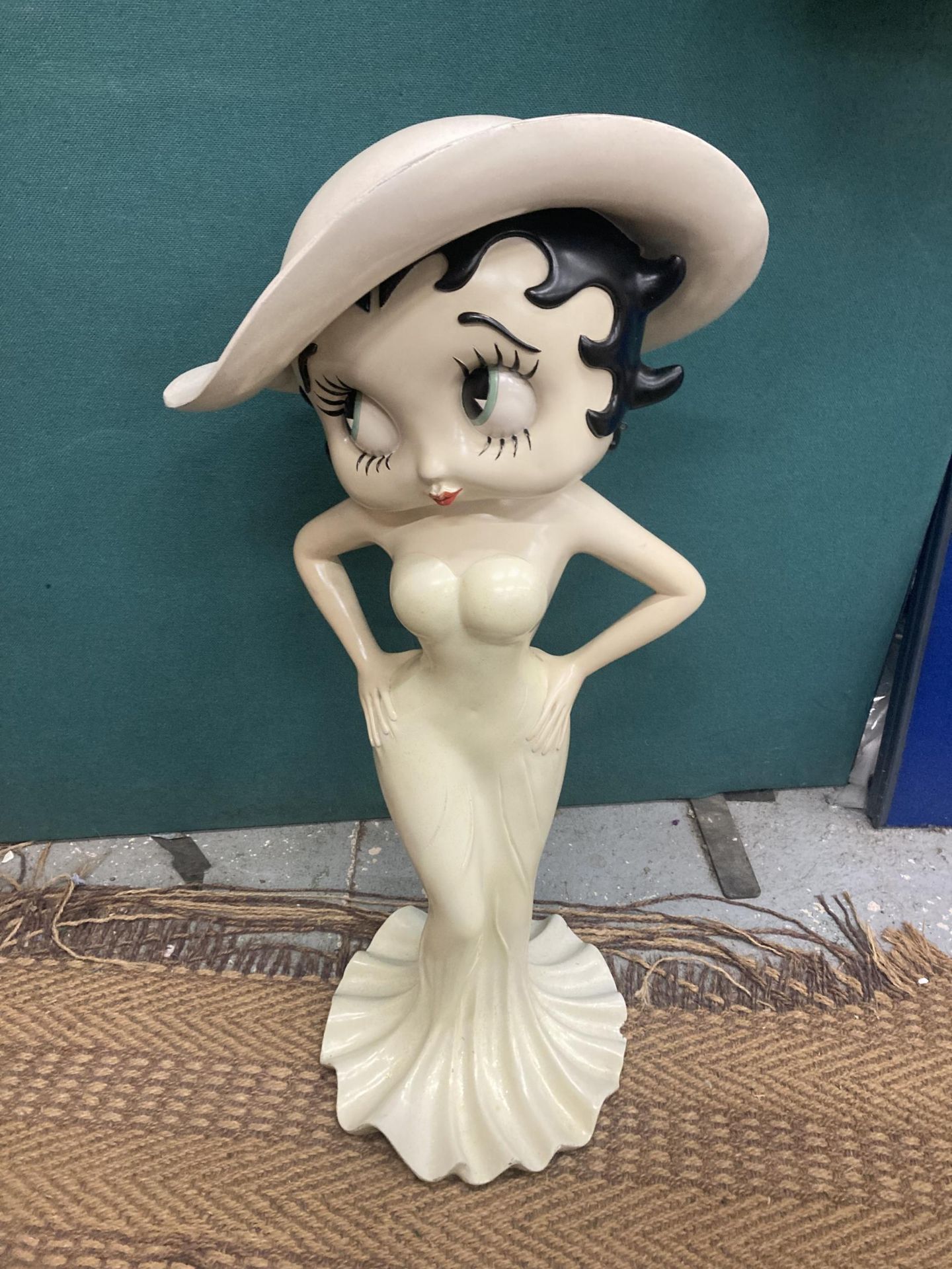 A TALL BETTY BOOP SHOP DISPLAY FIGURE, HEIGHT 98CM, WIDTH AT BASE, APPROX 37CM