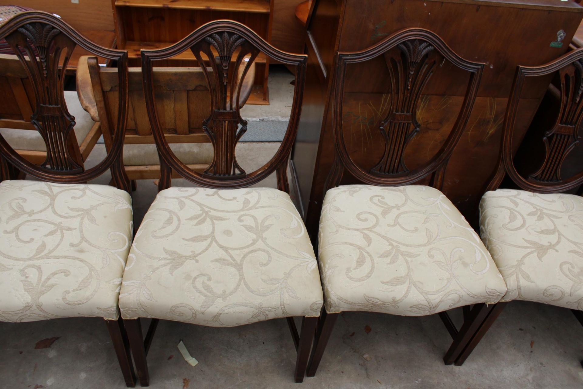 A SET OF SIX HEPPLEWHITE STYLE DINING CHAIRS TWO BEING CARVERS - Image 2 of 3