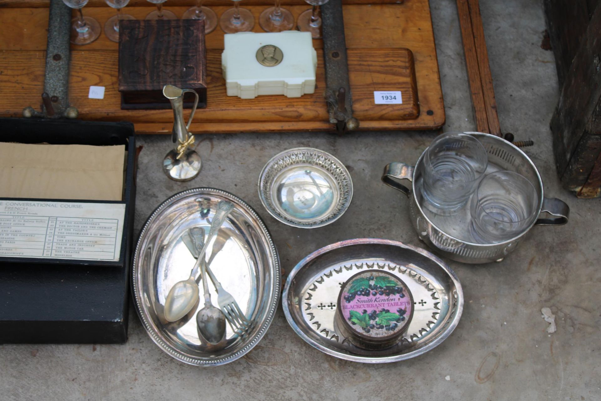 AN ASSORTMENT OF ITEMS TO INCLUDE SILVER PLATED ITEMS, A CLOTHS PRESS AND TRINKET BOXES ETC - Image 2 of 4