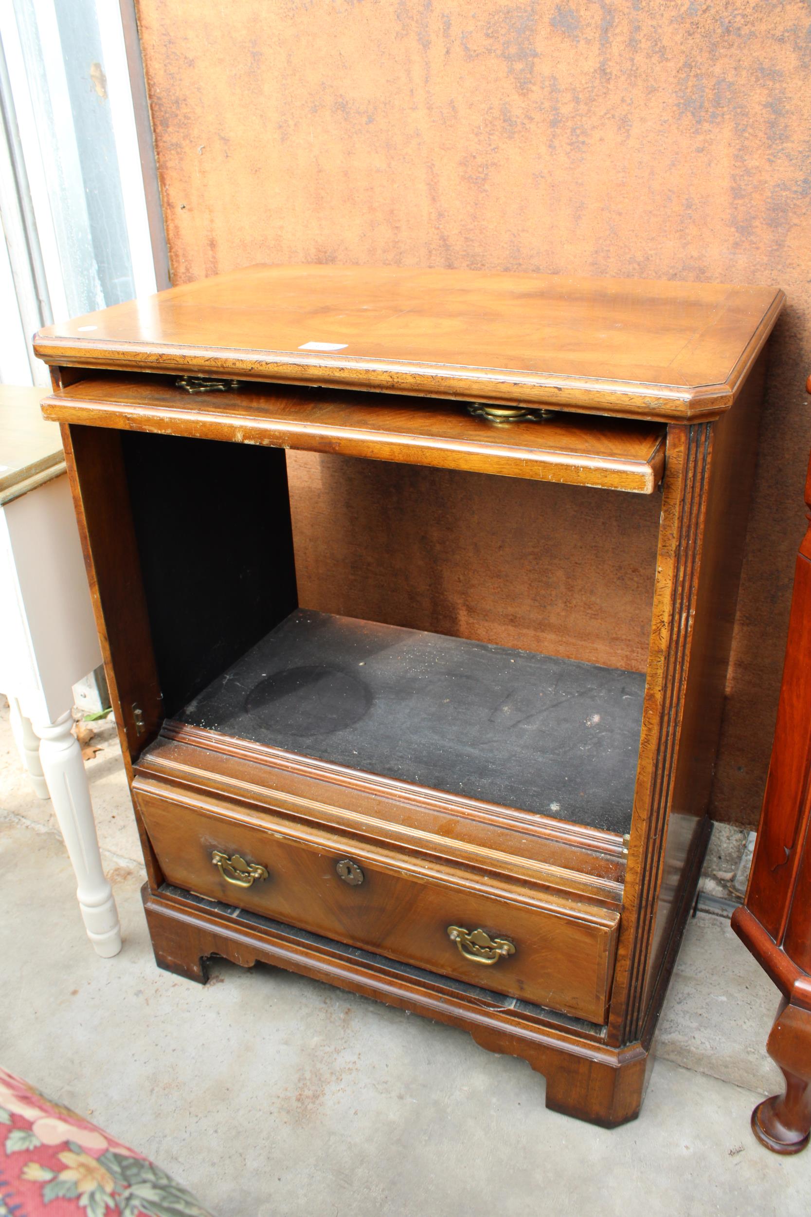 AN ANTIQUE STYLE WALNUT AND CROSS BANDED UNIT IN THE FORM OF A CHEST OF DRAWERS, 27" WIDE - Image 2 of 2