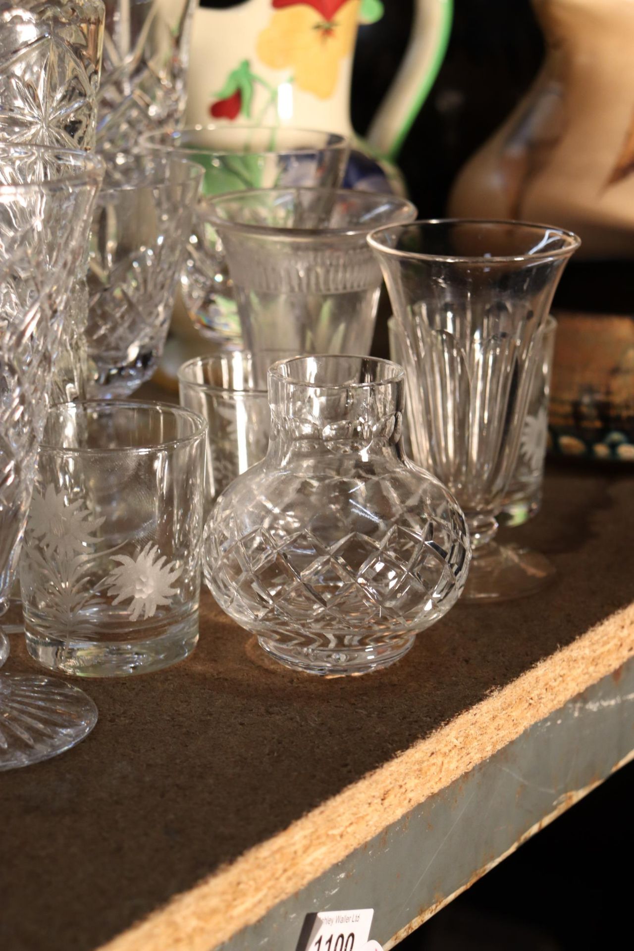 A QUANTITY OF GLASSES TO INCLUDE WINE GLASSES, VASES, BOWLS, ETC - Image 9 of 12