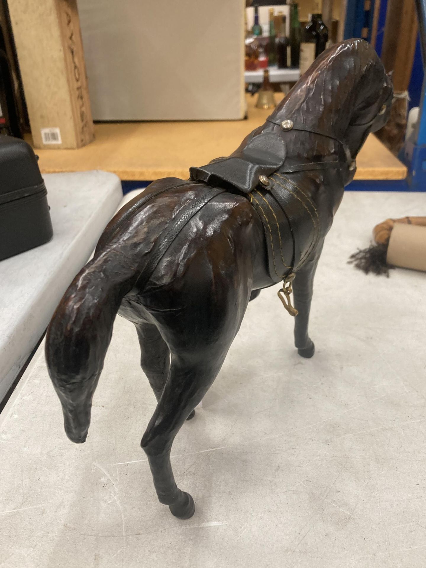 A VINTAGE LEATHER HORSE, HEIGHT 24CM, LENGTH 29CM - Bild 4 aus 4