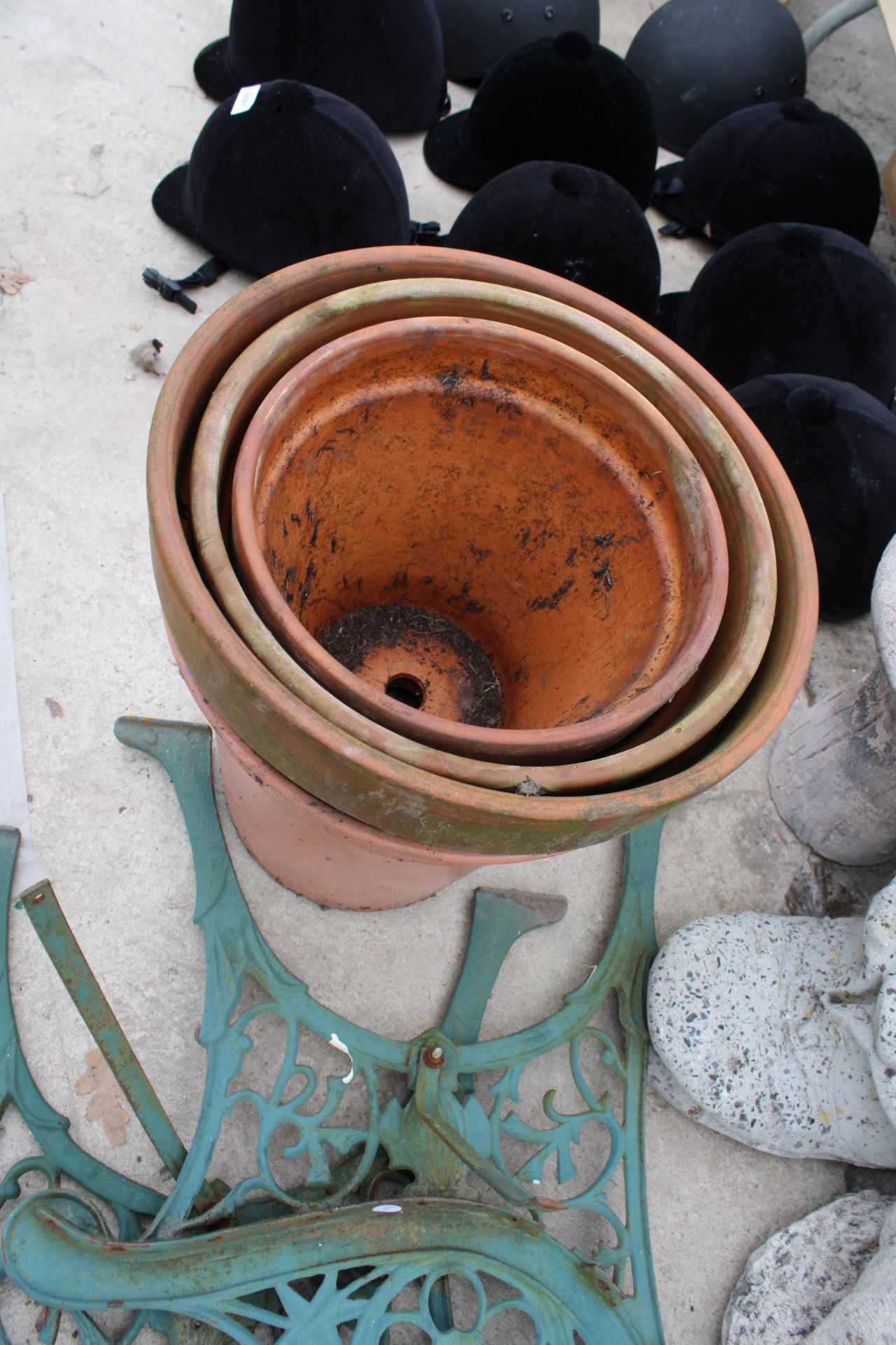 AN ASSORTMENT OF GARDEN ITEMS TO INCLUDE CAST BENCH ENDS, TERRACOTTA POTS AND CONCRETE FIGURES ETC - Image 3 of 3