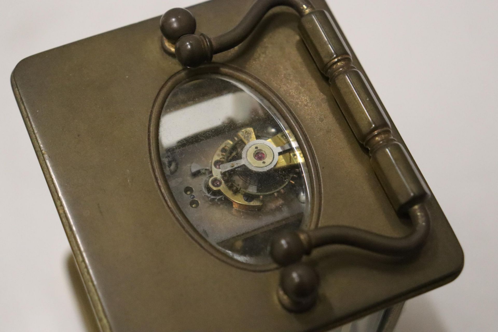 A VINTAGE BRASS ALARM CLOCK WITH GLASS SIDES TO SHOW INNER WORKINGS, IN A LEATHER CASE - Image 9 of 11