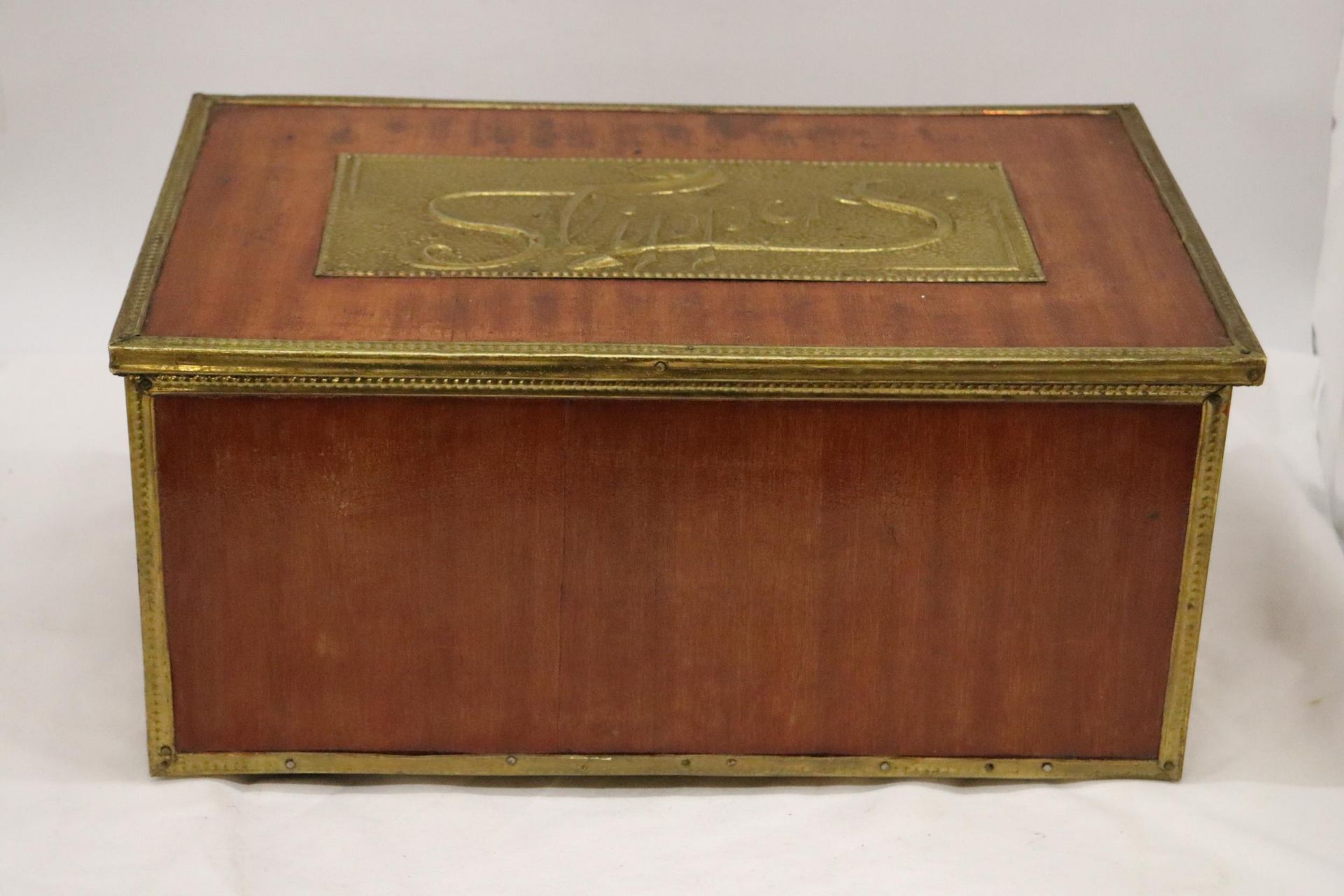 A WOOD AND BRASS VINTAGE SLIPPERS BOX - Image 3 of 5