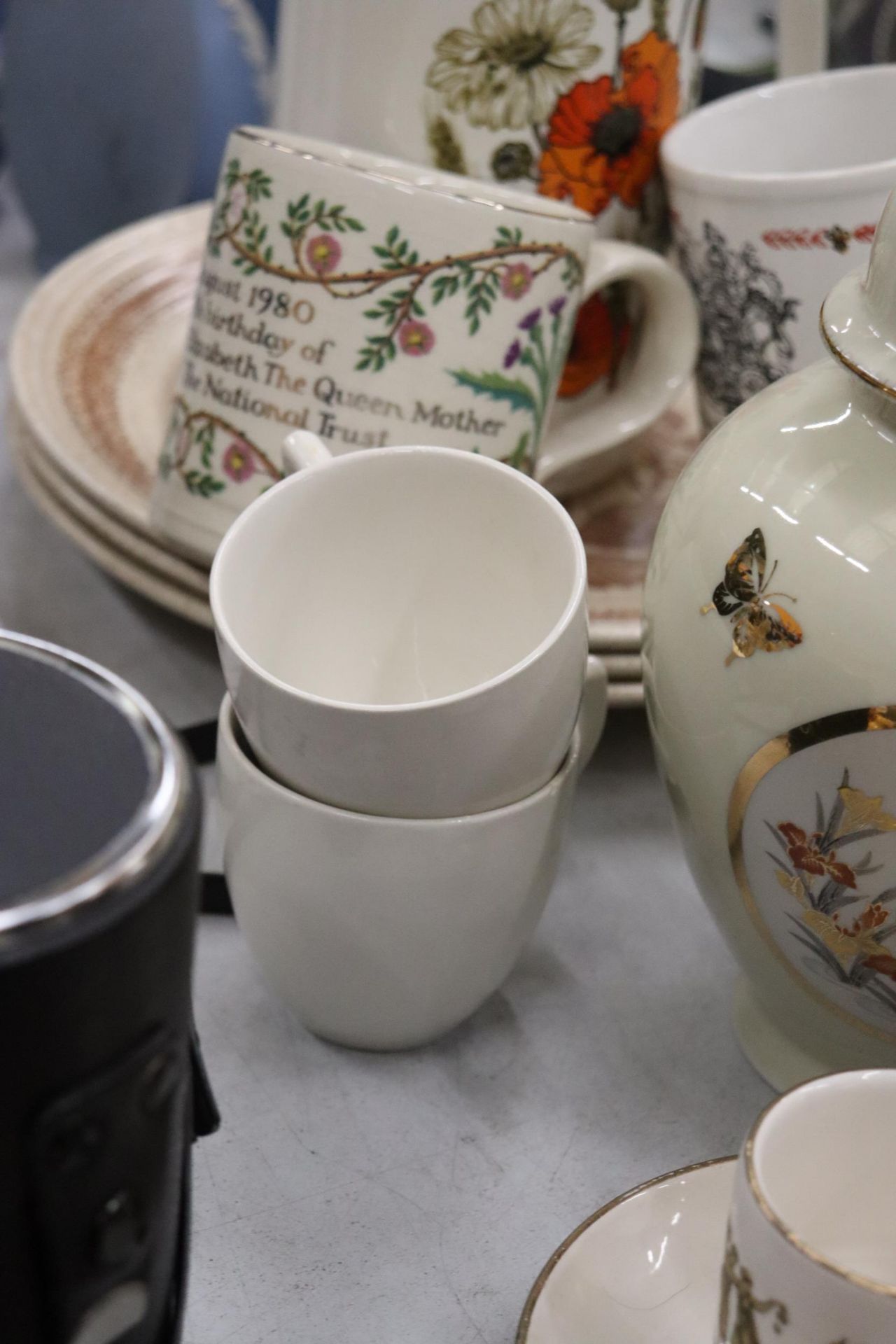 A QUANTITY OF CERAMICS TO INCLUDE CLASSICAL THEMED CUPS AND SAUCERS, PLATES, A LIDDED JAR, - Image 8 of 11