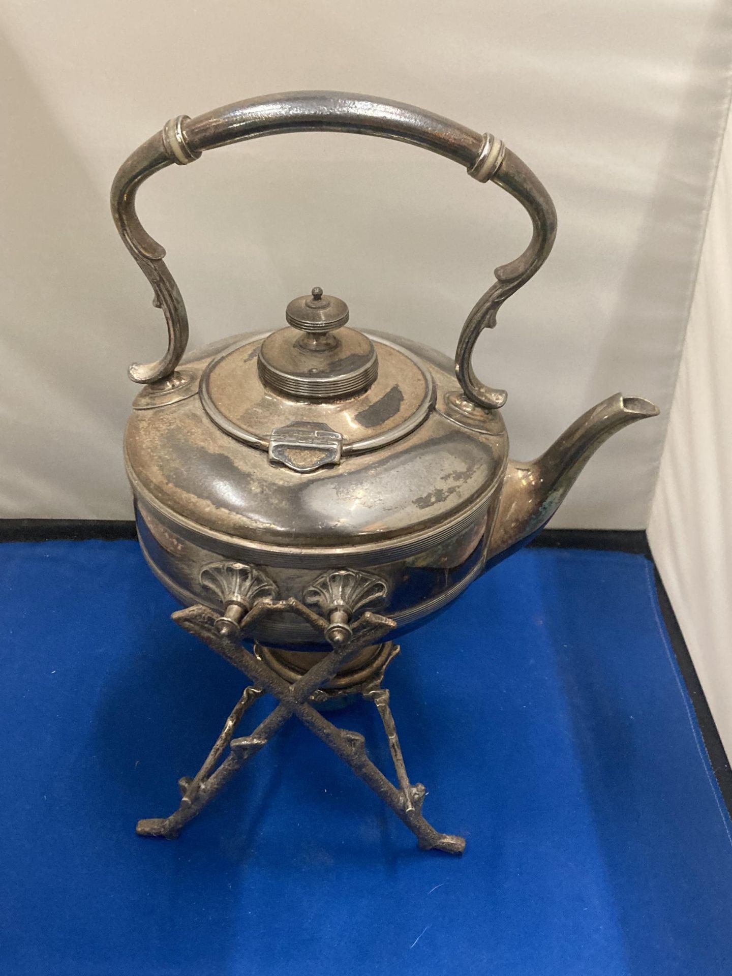 A SILVER PLATED SPIRIT KETTLE WITH FRAME AND BURNER - Image 2 of 4