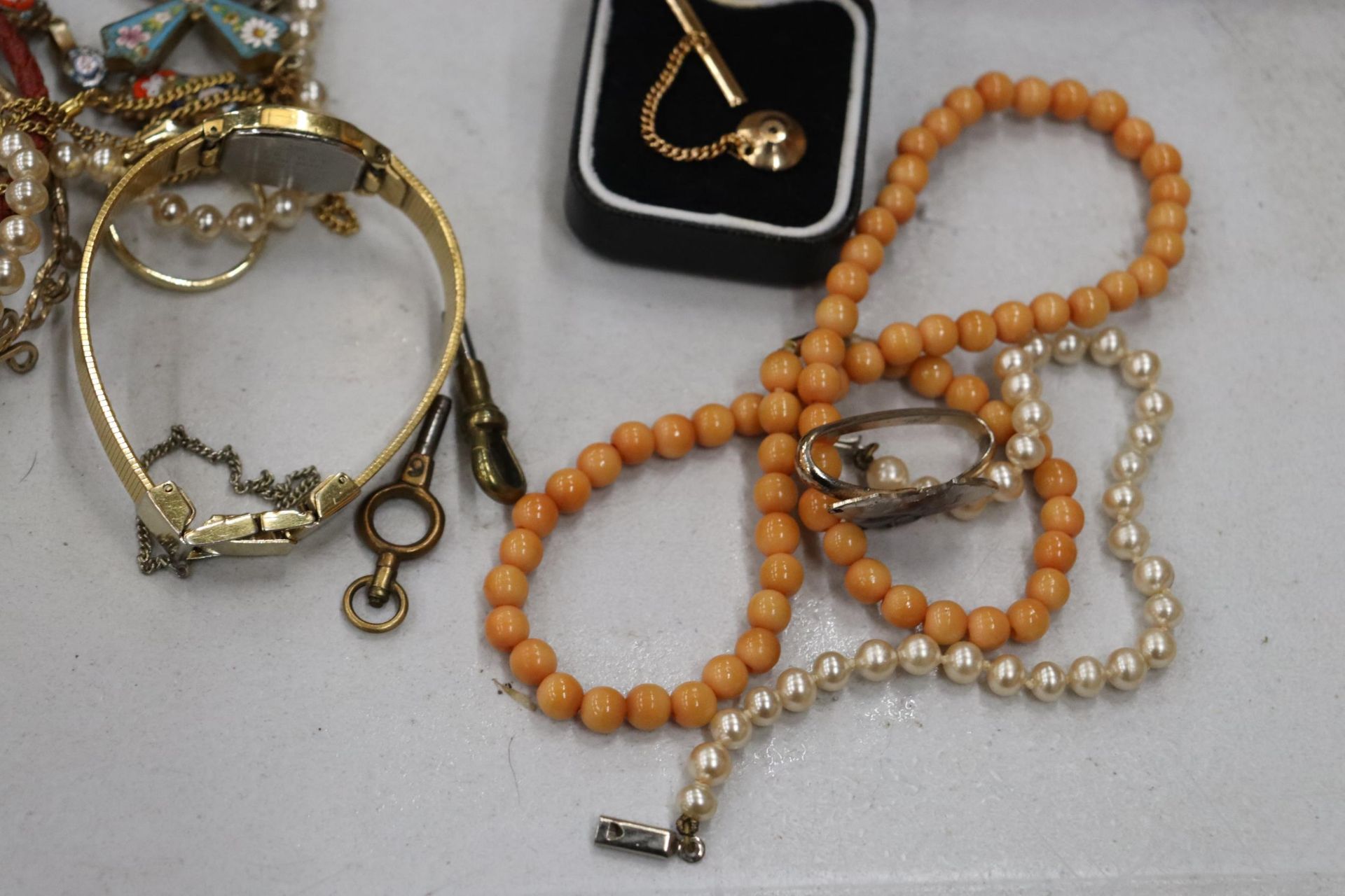 A QUANTITY OF COSTUME JEWELLERY TO INCLUDE BRACELETS, BOXED CUFFLINKS, A WATCH, PENKNIFE, ETC - Image 8 of 9