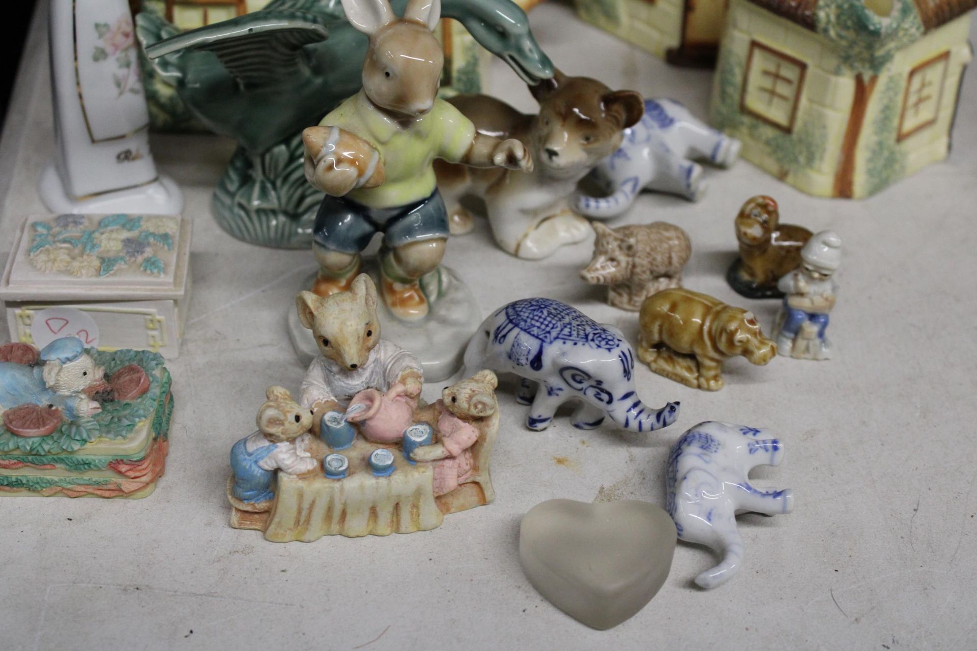 A MIXED LOT OF KEELE ST POTTERY, CARLTON WARE AND WADE FIGURINES ETC - Image 5 of 5