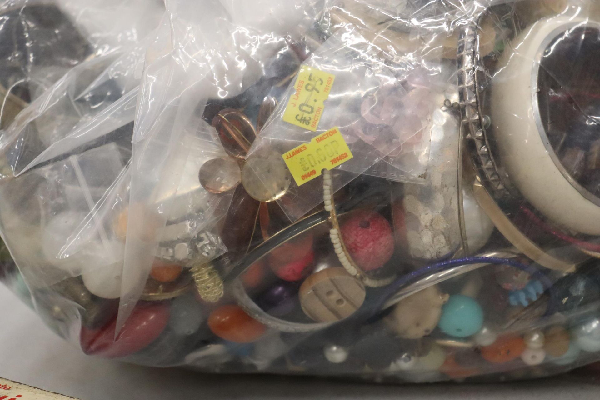 A LARGE QUANTITY OF MIXED COSTUME JEWELLERY AND BEADS / 10KG TOTAL - Image 9 of 9