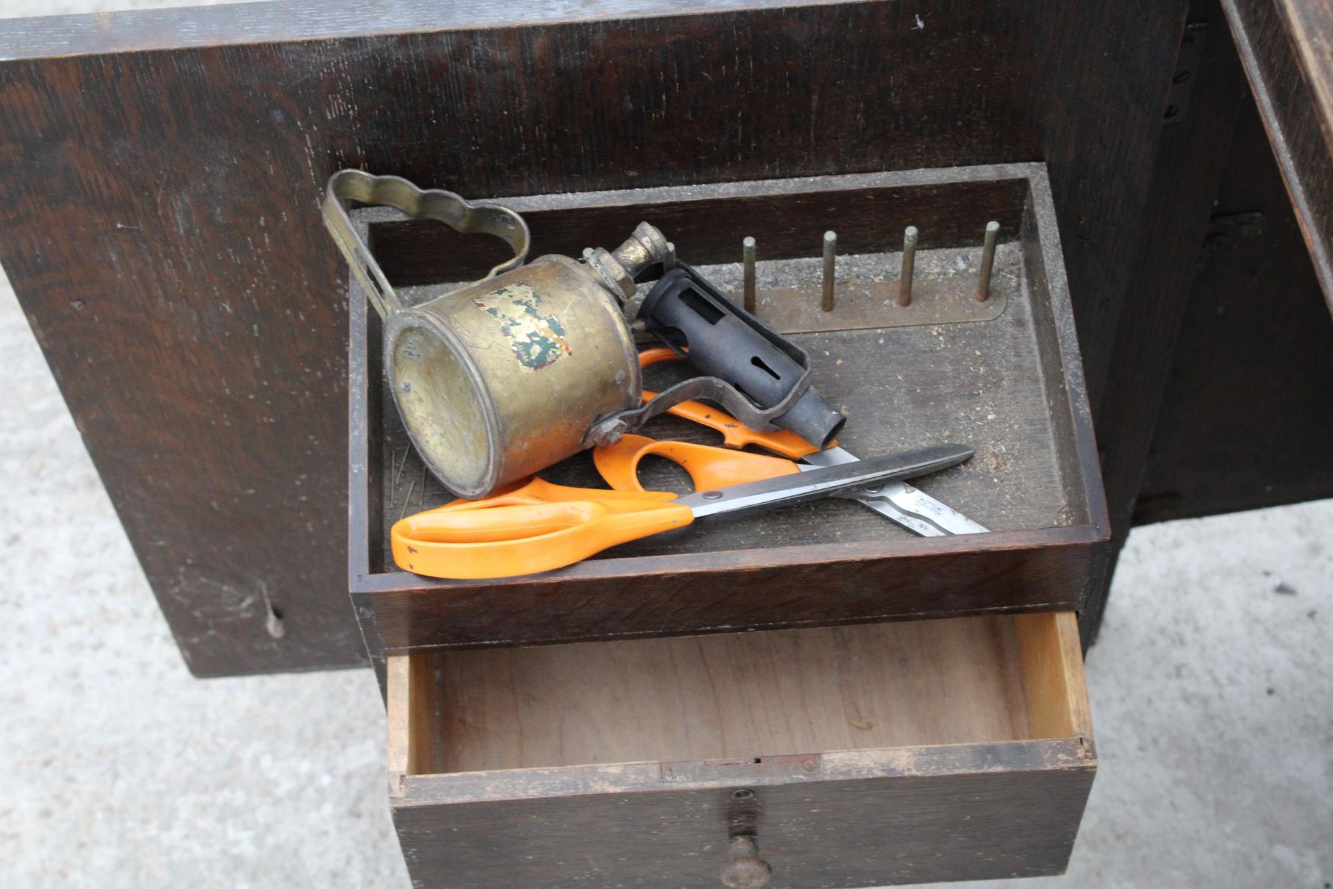 A VINTAGE SINGER SEWING MACHINE WITH WOODEN WORK TABLE - Image 3 of 3