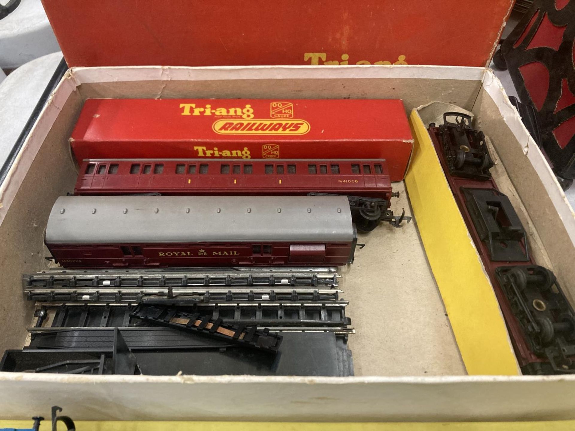 A 1960'S TRIANG TRAIN SET AND A TRIANG MAIL COACH SET - Image 2 of 6