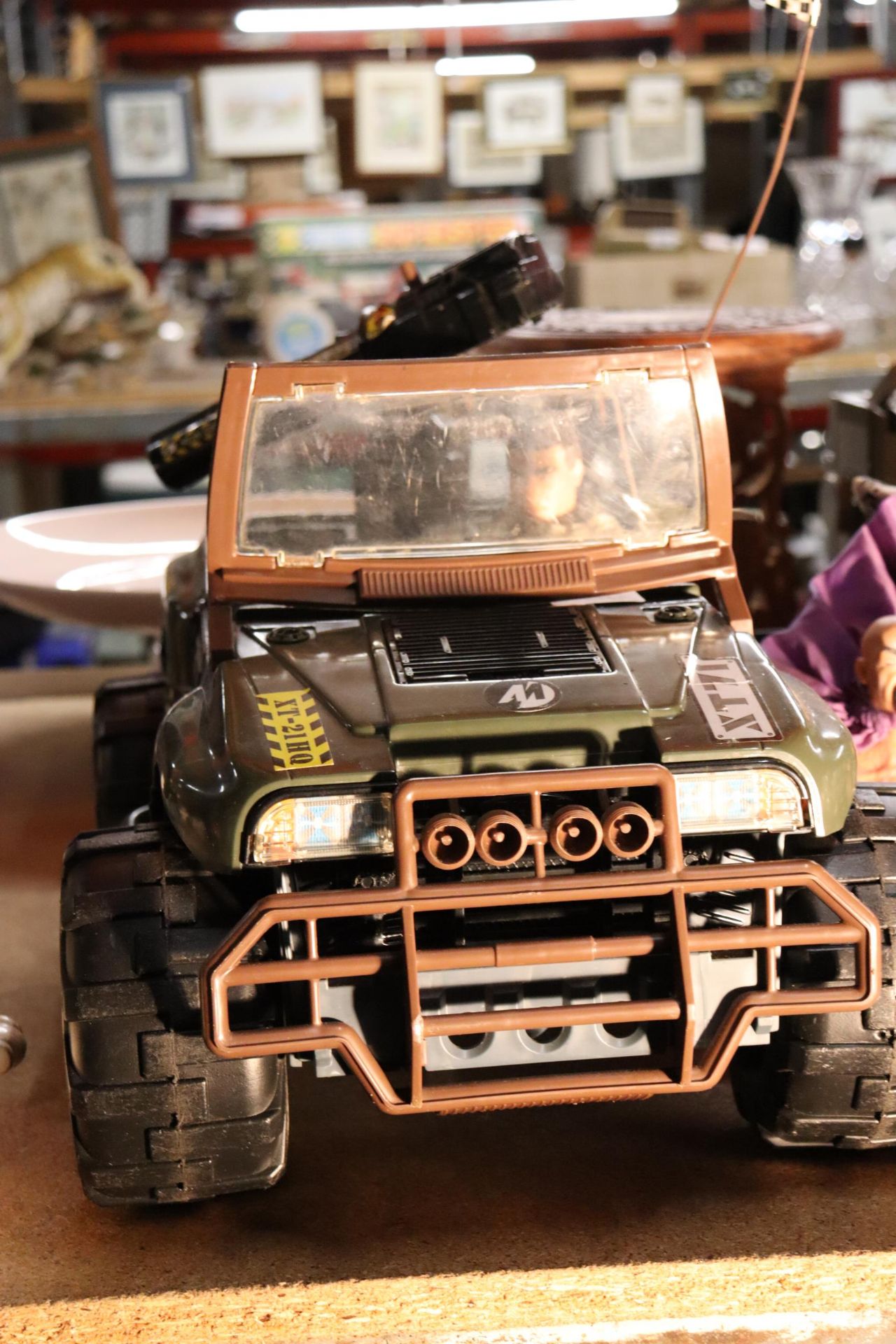 A COLLECTION OF ACTION MAN ITEMS TO INCLUDE FIVE FIGURES, A MILITARY JEEP AND A LARGE QUANTITY OF - Image 3 of 9